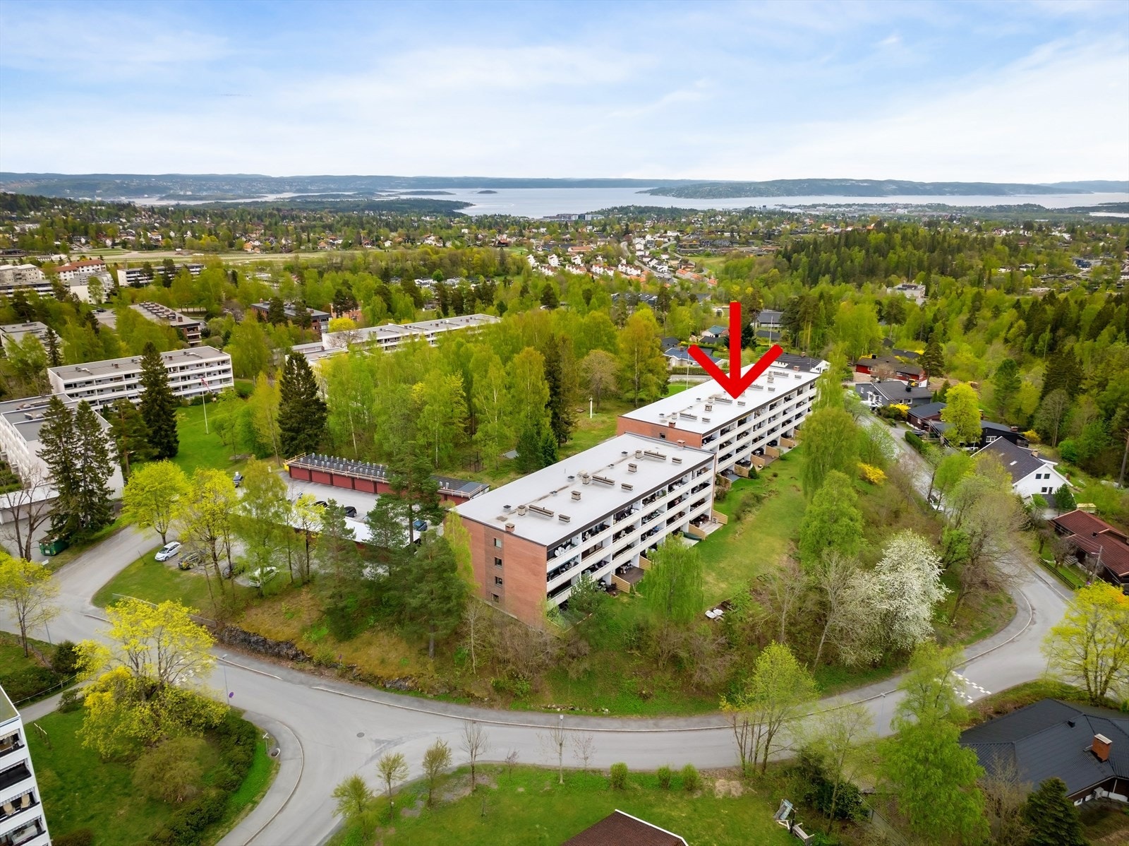 Otto Ruges vei 92 og 94 ligger på et lite høydedrag i grønne omgivelser - her er det gode sol og lysforhold. Galleribilde