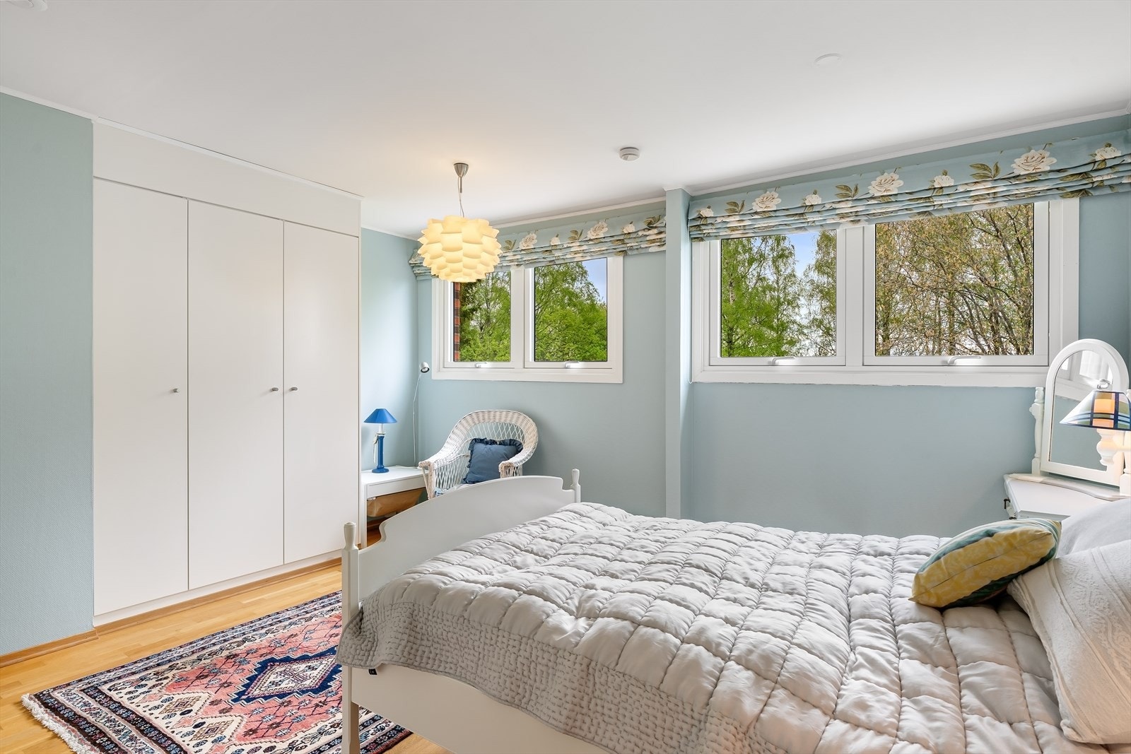 Hovedsoverommet er svært romslig. Her er det god plass til garderobeskap mm. Opprinnelig var dette rommet oppdelt i 2 mindre soverom (2 vinduer i hvert rom). Galleribilde