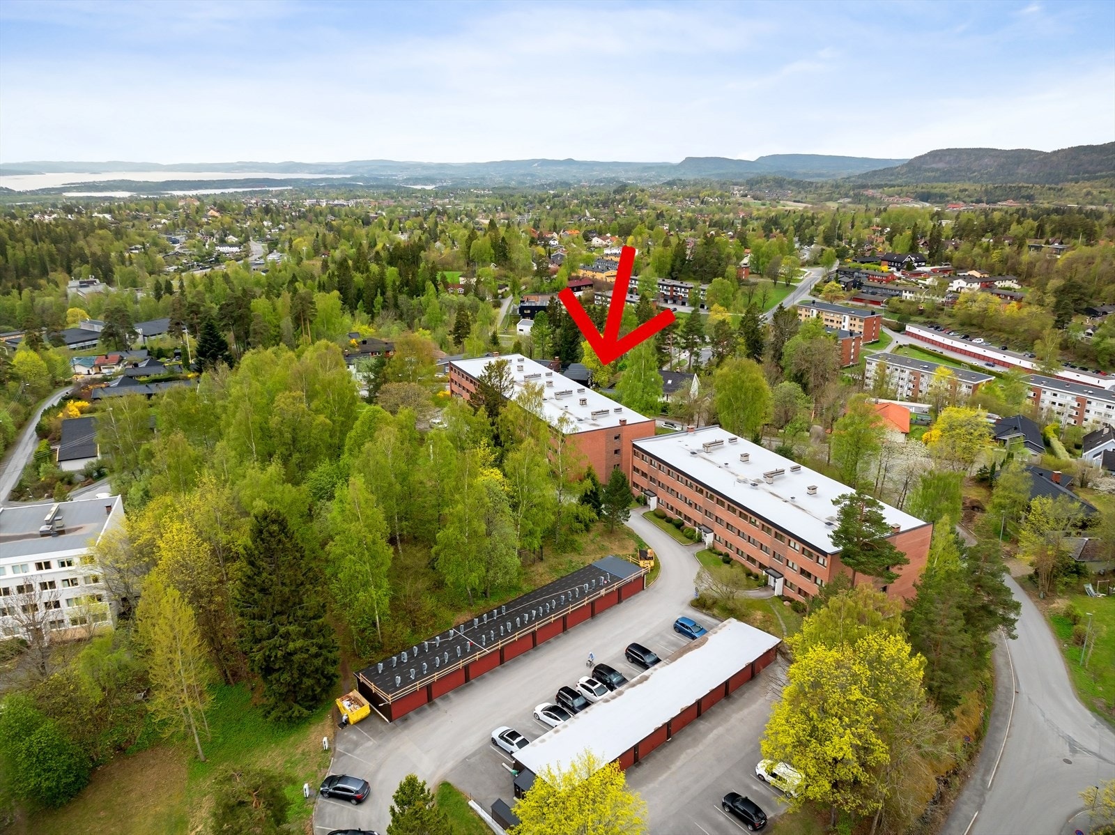 Otto Ruges vei 92 og 94 ligger i grønne omgivelser sentralt på Østerås. Galleribilde