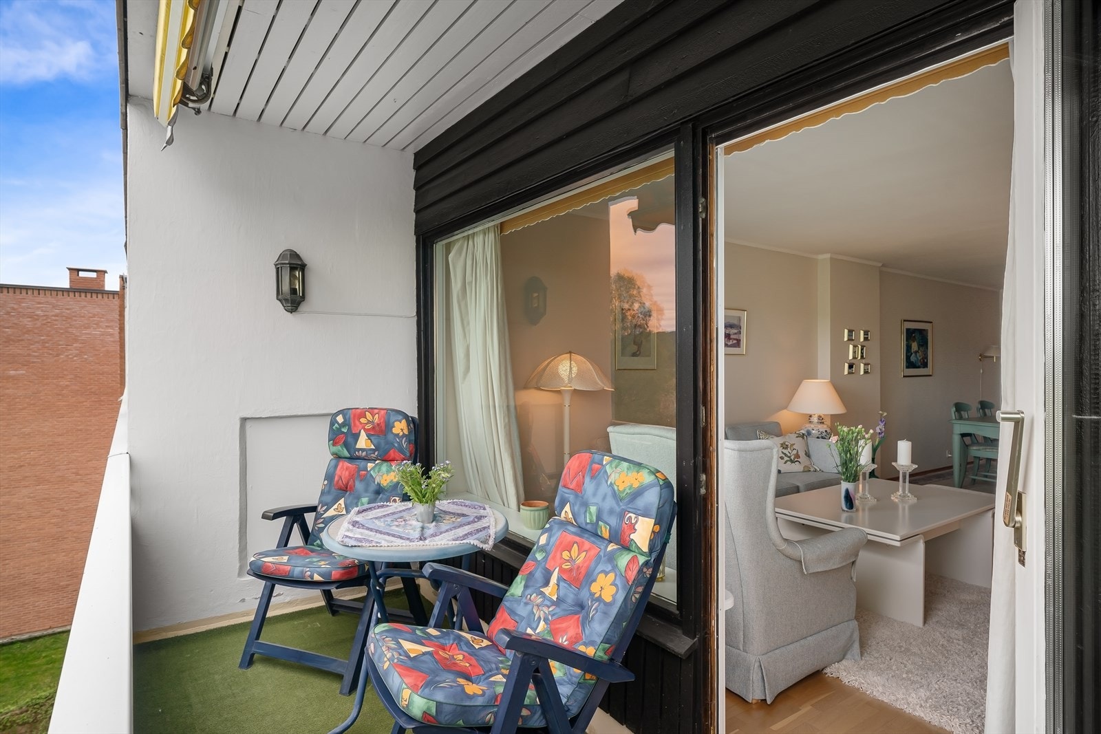 Ut fra stuen er det en hyggelig balkong. Her er det sol fra litt utpå formiddagen til den seint om kvelden. Galleribilde