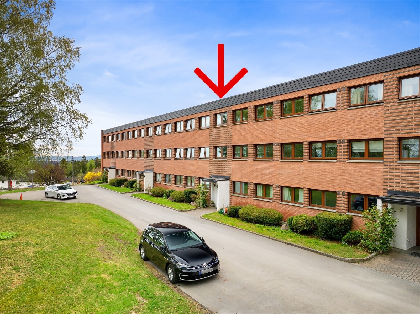 Området foran inngangspartiet er pent opparbeidet, velstelt og hyggelig. Galleribilde