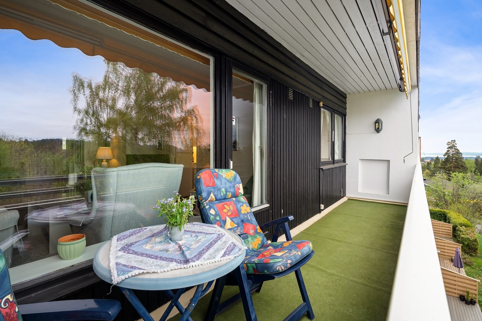 Hyggelig og solrik balkong. Her er markise som kan trekkes ut når det måtte ønskes. Galleribilde