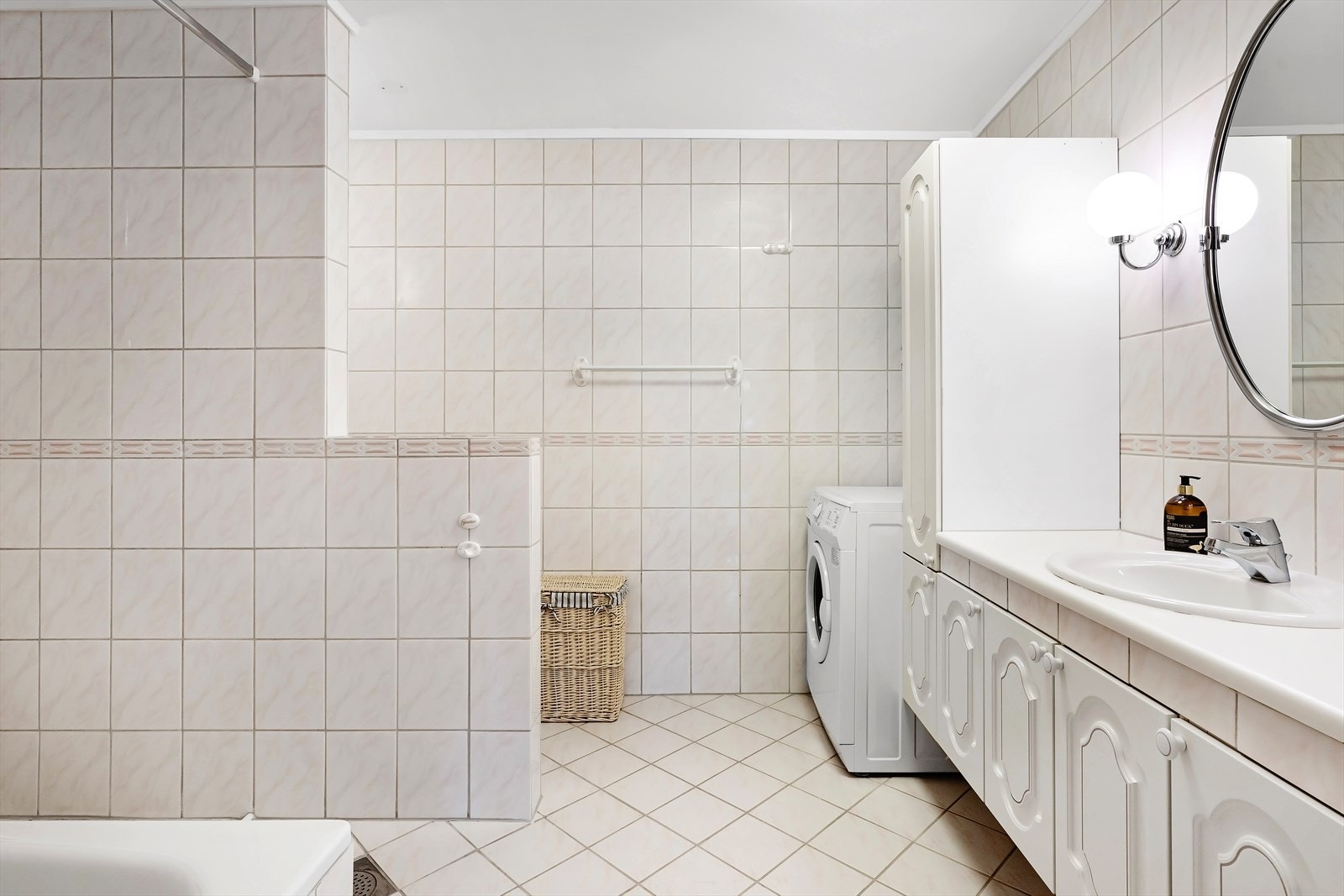 Når man kommer inn i badet er toalettet skult bak 1/2 vegg. Badekar / dusj er til venstre. Galleribilde