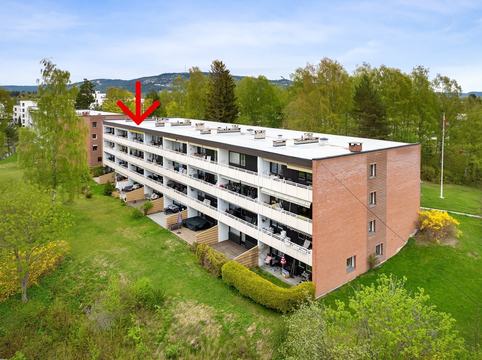Otto Ruges vei 94 ligger på et høydedrag i rolige og grønne omgivelser. Galleribilde