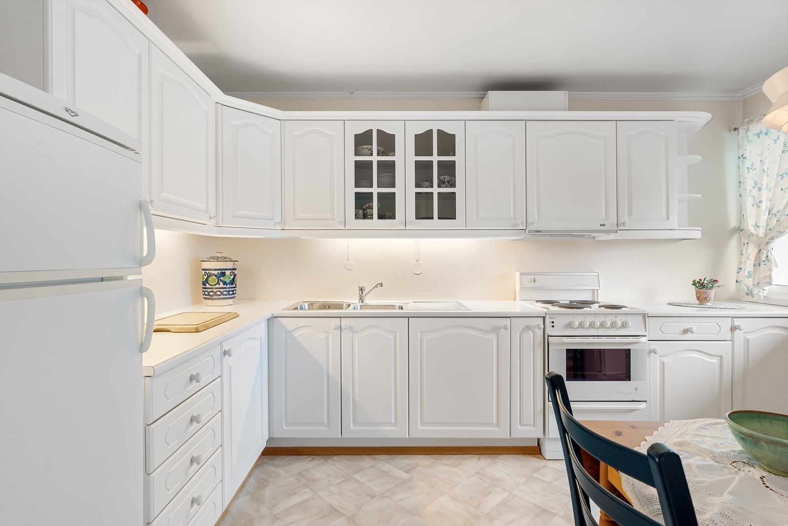 Velholdt kjøkkeninnredning - med god skap og benkeplass. Galleribilde