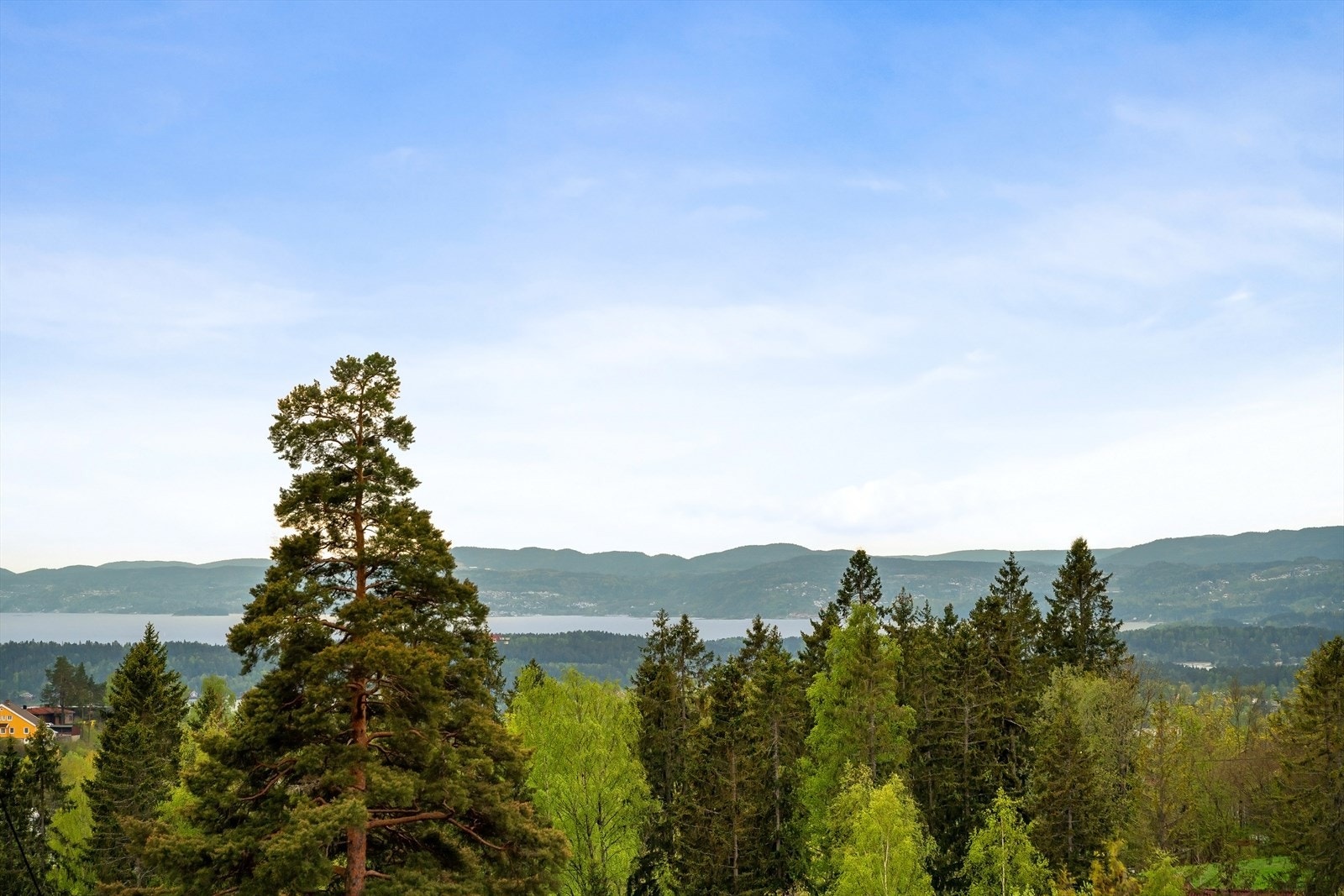 Fra balkongen kan har man også fin utsikt mot fjorden. Galleribilde