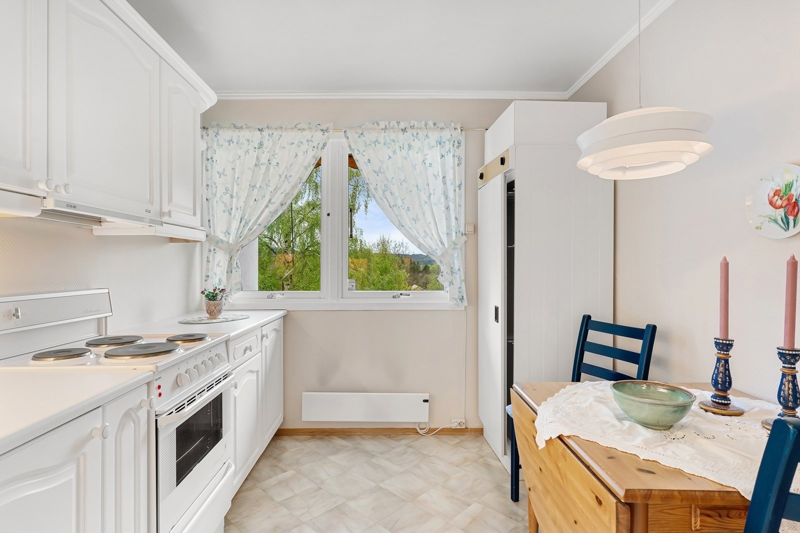 Kjøkkenet har også vindu - noe vil kanskje velge å ha kjøkkenbordet ved vinduet? Galleribilde