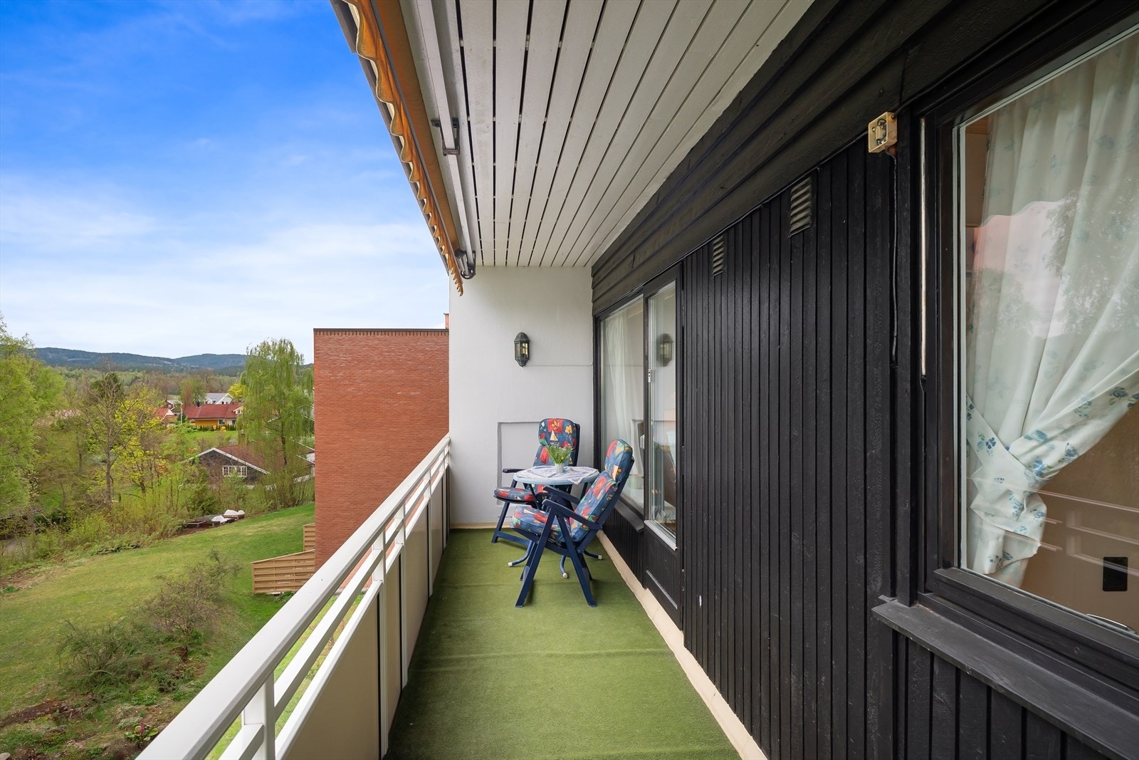 Balkongen strekker seg foran hele leiligheten. Galleribilde