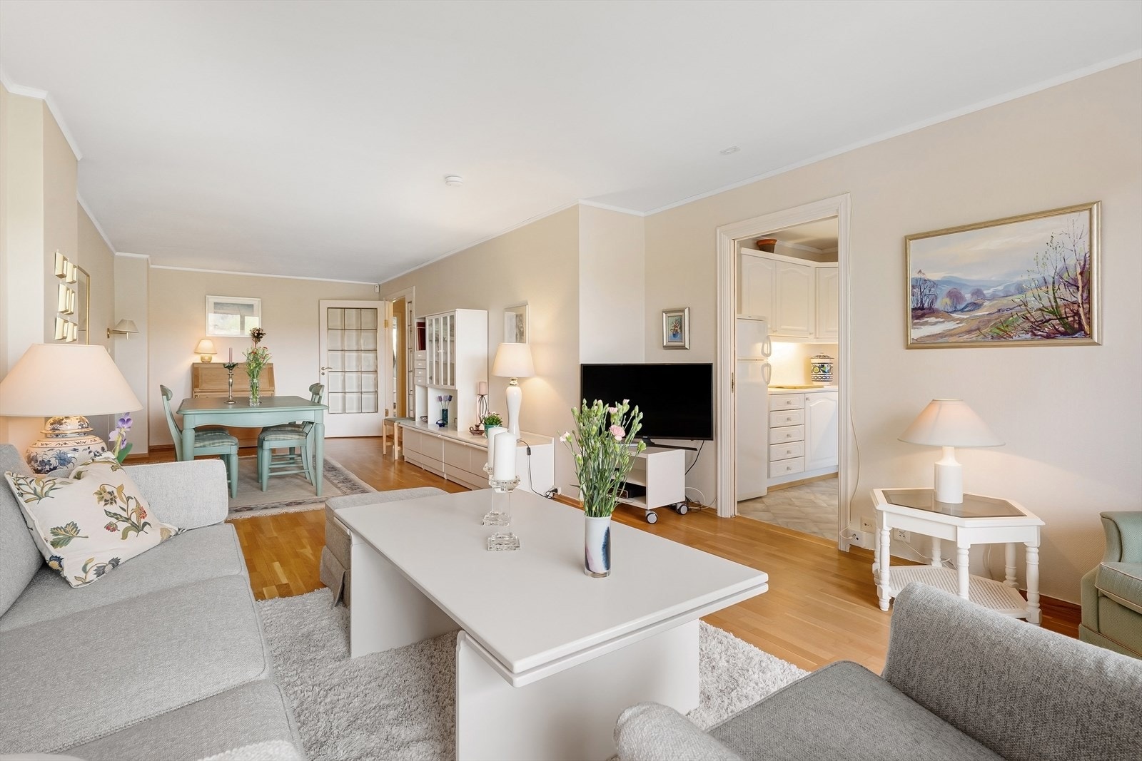 Stue og spisestue - det er dør med glass ut til entré / gang. Skyvedør til kjøkkenet. Galleribilde