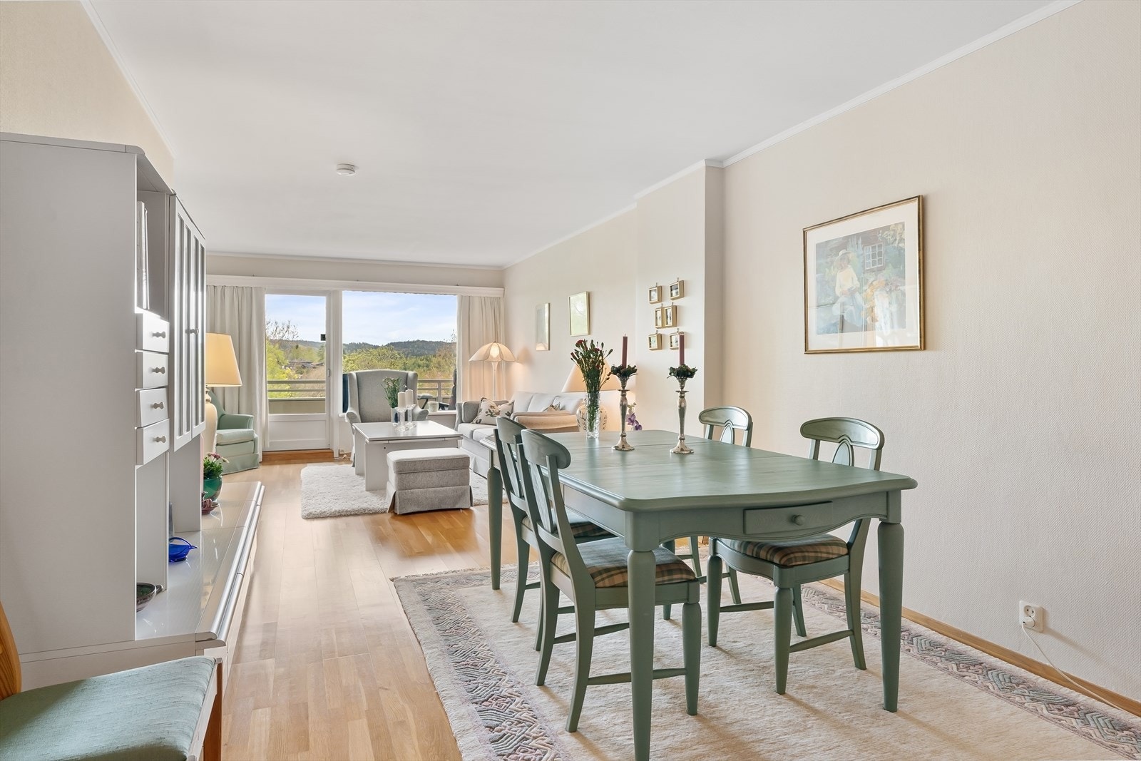 Store vindusflater gir godt med lys. Galleribilde