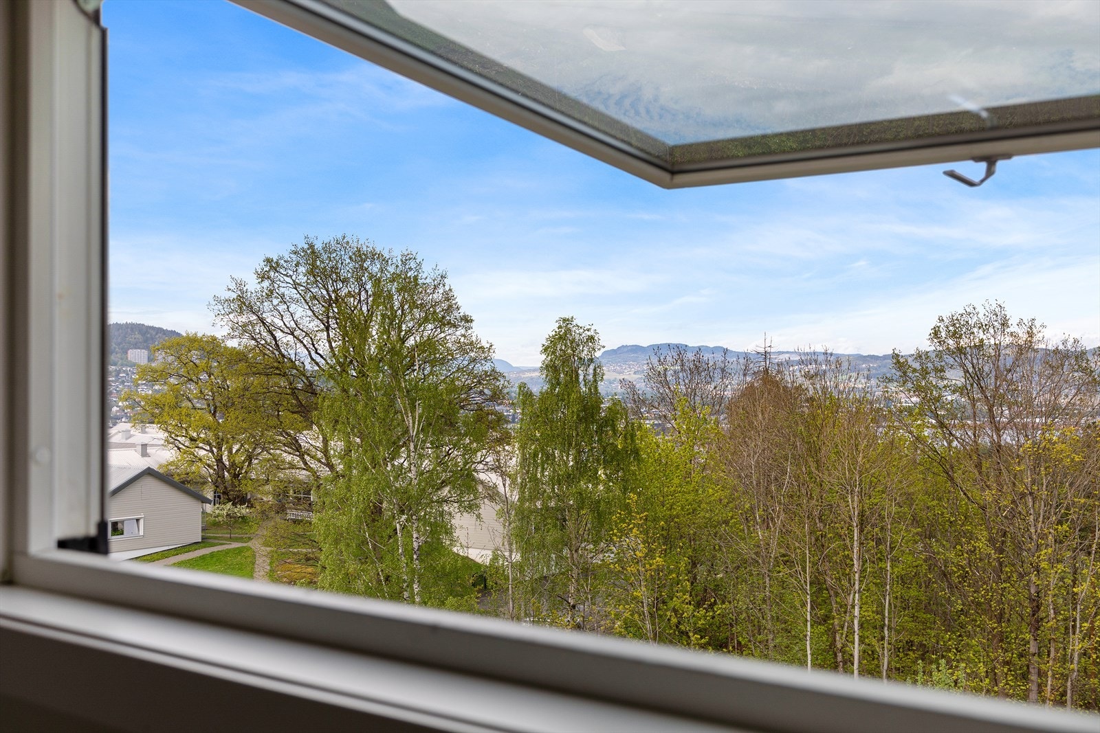Fjordgløtt fra vindu på kjøkken Galleribilde