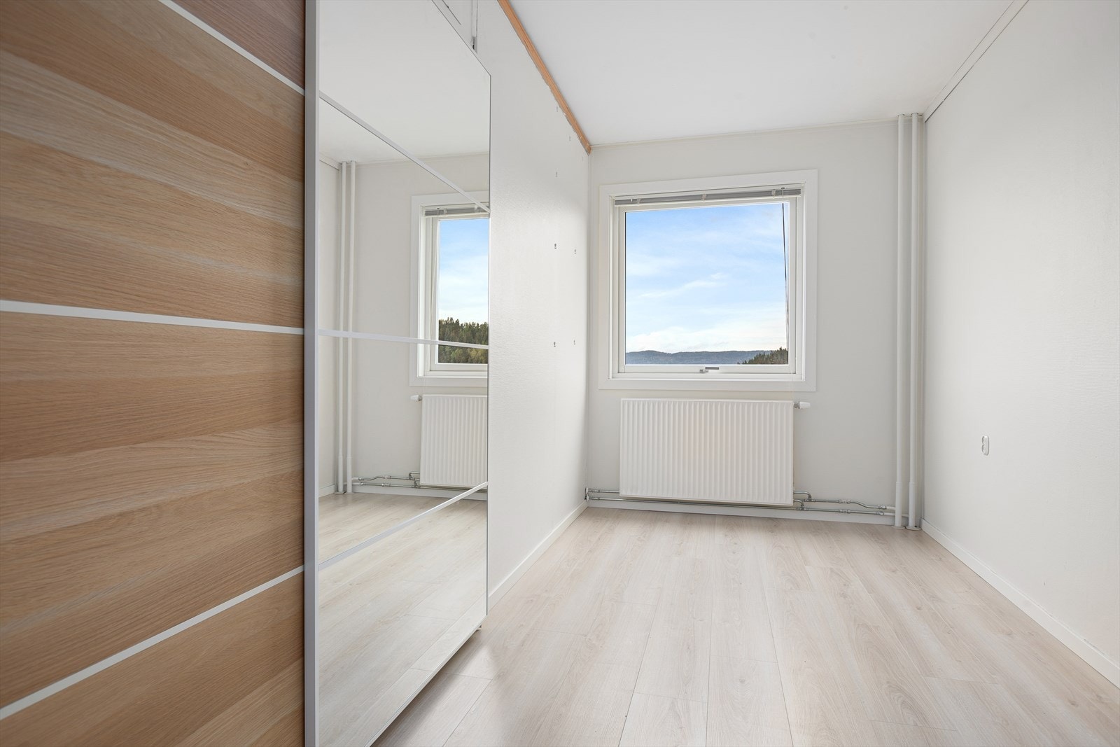 Soverom 2 har plassbygget garderobeskap med skyvedører Galleribilde