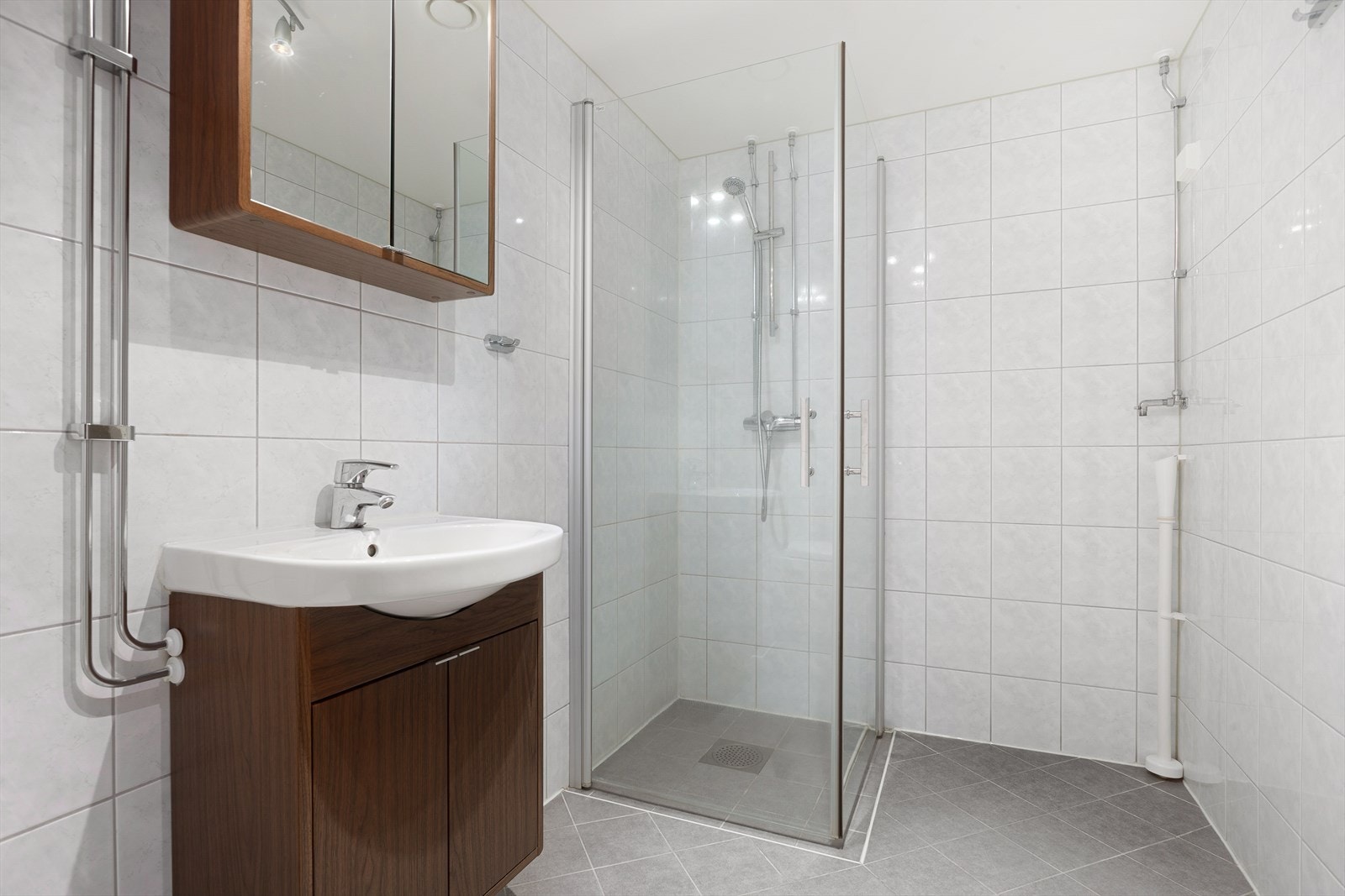 Badet har opplegg for vaskemaskin og tørketrommel Galleribilde