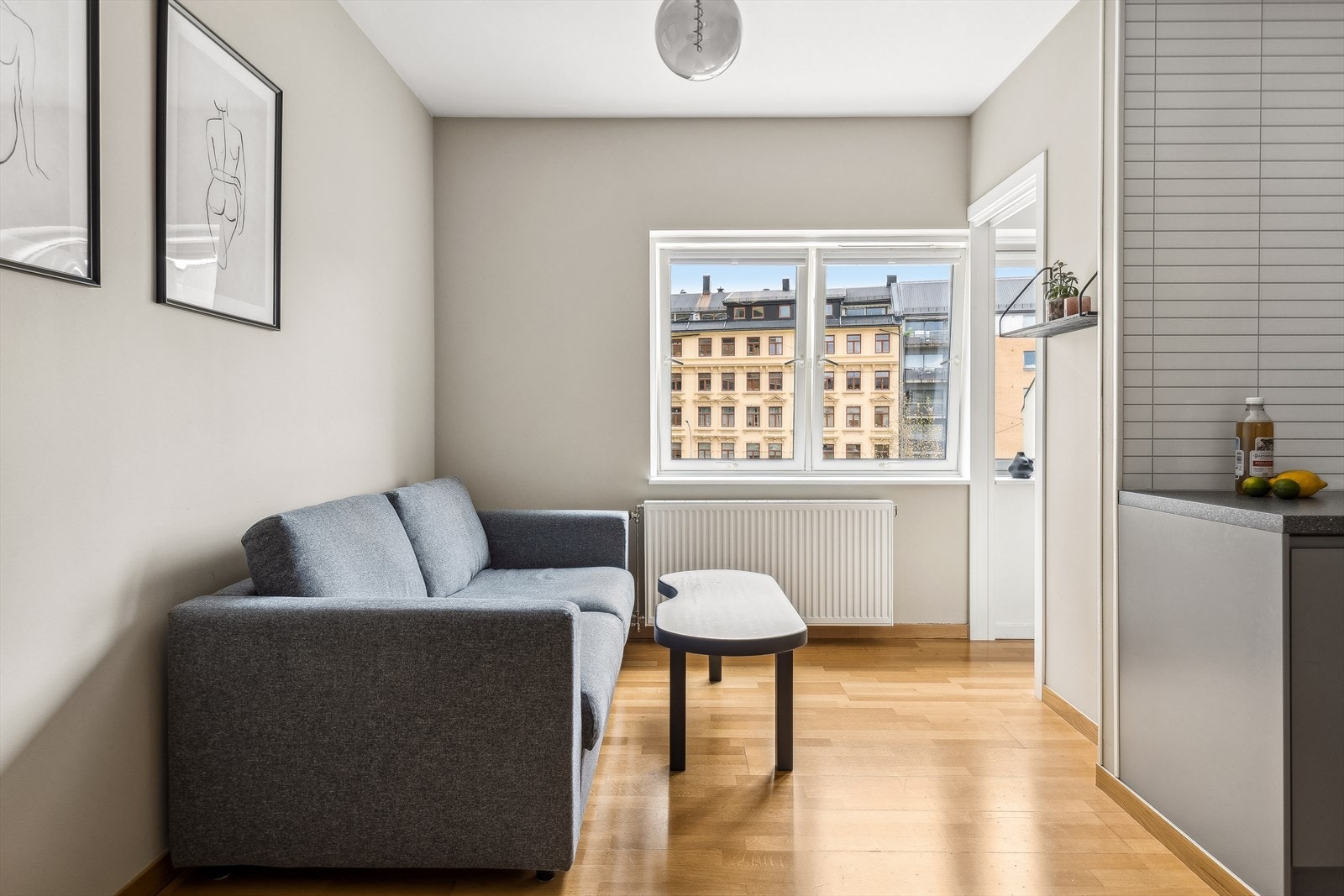 Stuen i en åpen løsning med kjøkkenet gir god plass til sofaseksjon med tilhørende salongbord og spisebord. Galleribilde