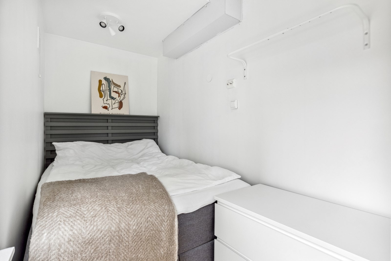 Soverom med plass til oppbevaring. Galleribilde