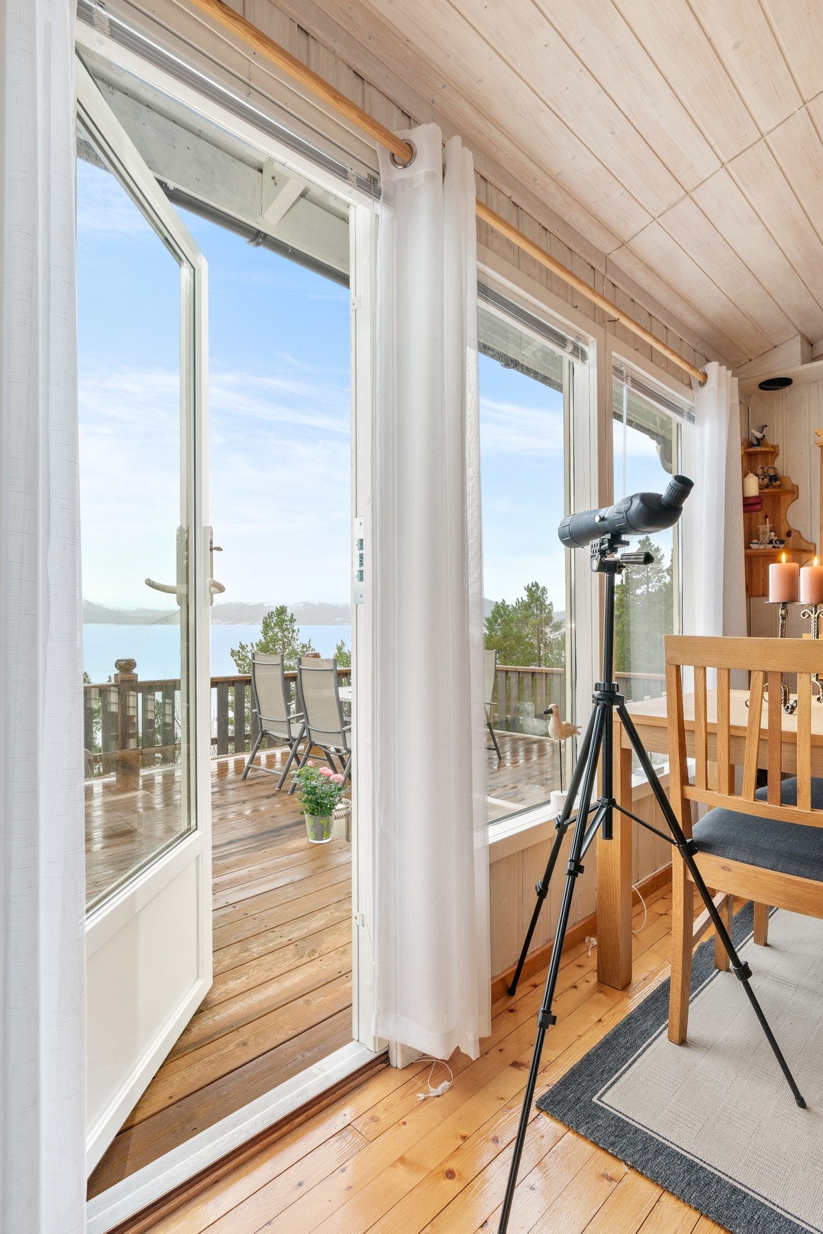 Fra stuen er det utgang til en terrasse Galleribilde