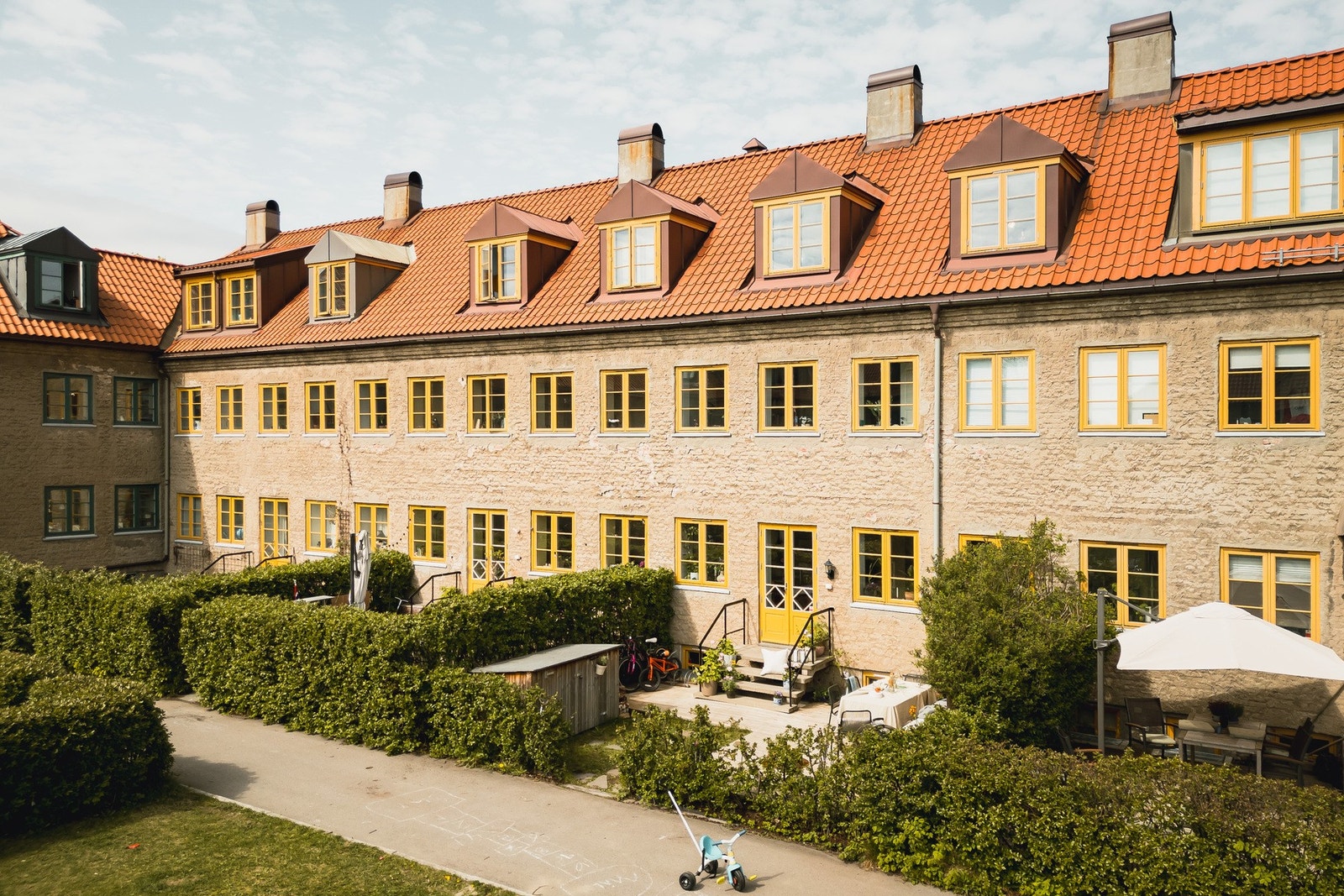 Lun og solfylt hage. Rett ut til et skjermet fellesområde med stor lekeplass. Galleribilde