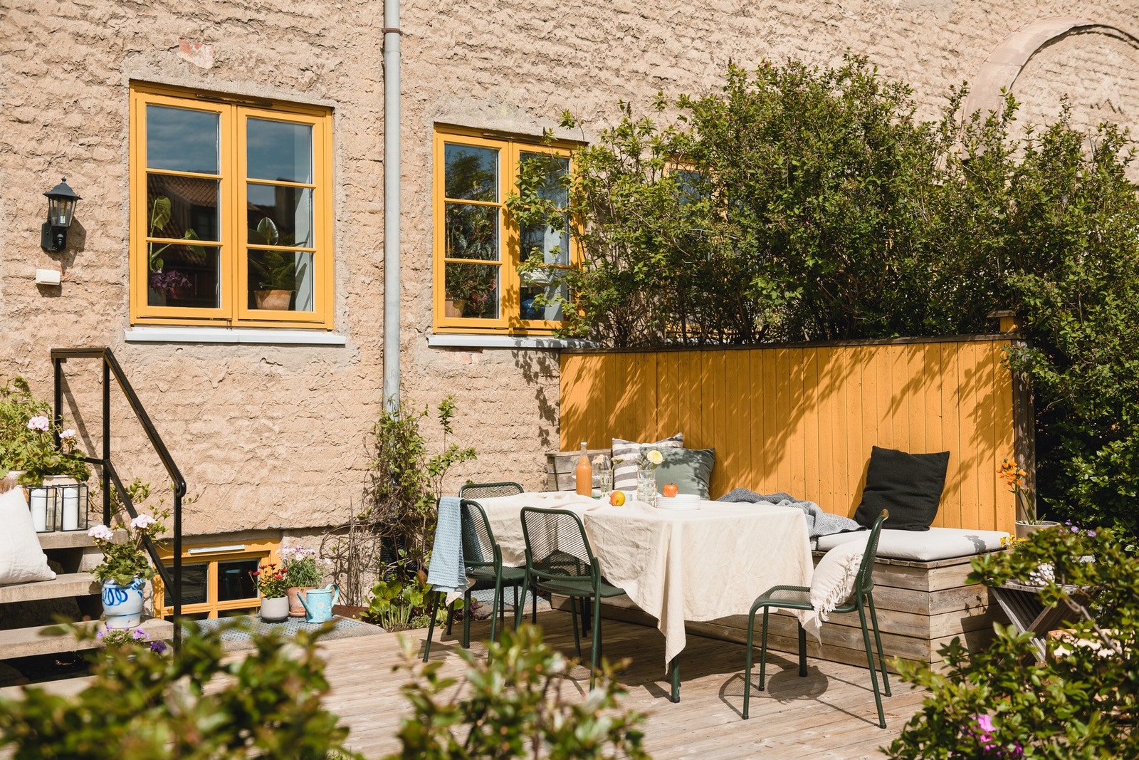 Terrasse på ca. 26kvm. Spis hverdagsmiddagen ute, eller inviter venner til en lang brunch i helgen. Galleribilde