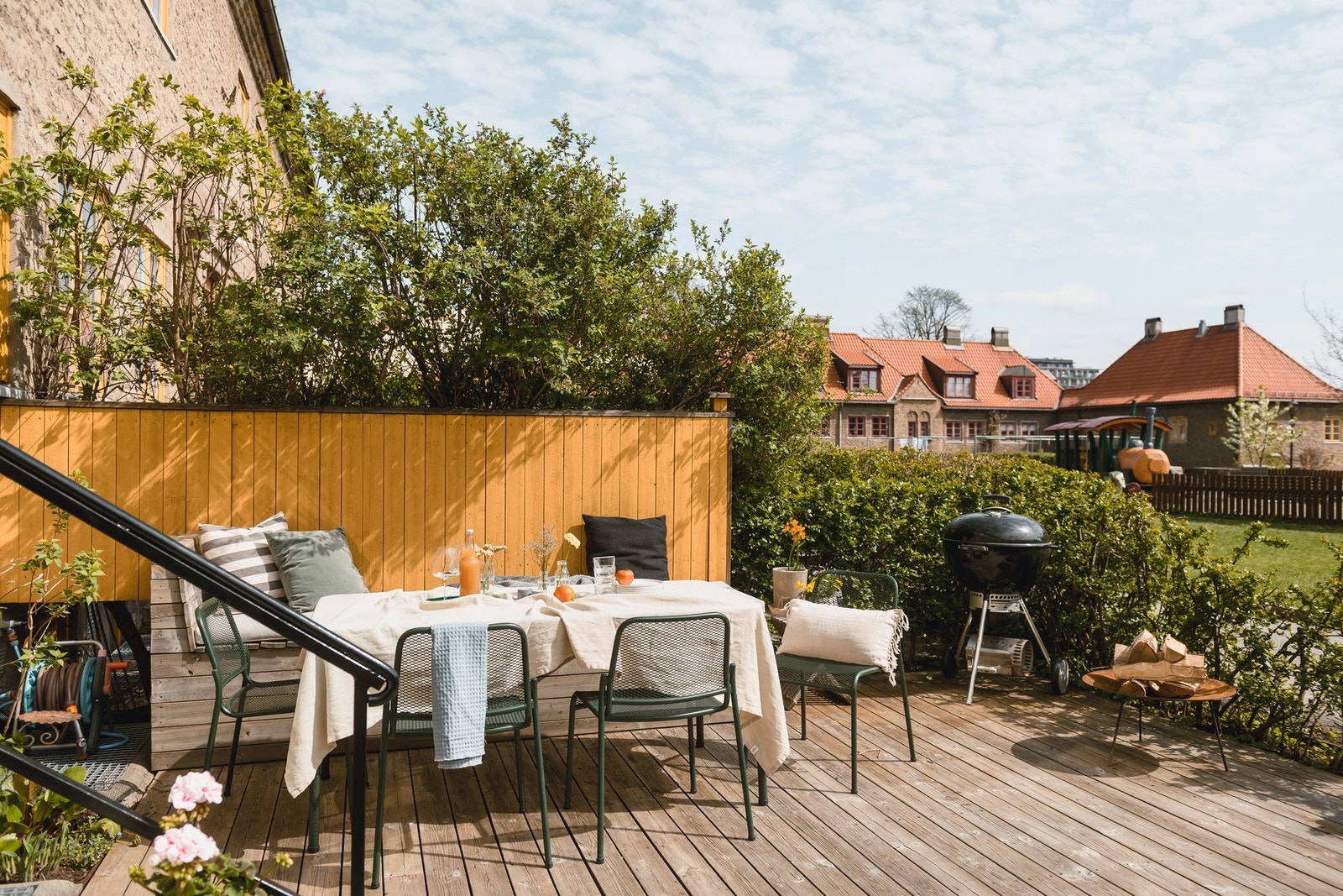 Gode solforhold og idyllisk beplantning. Grill maten med oversikt over barna på lekeplassen. Galleribilde