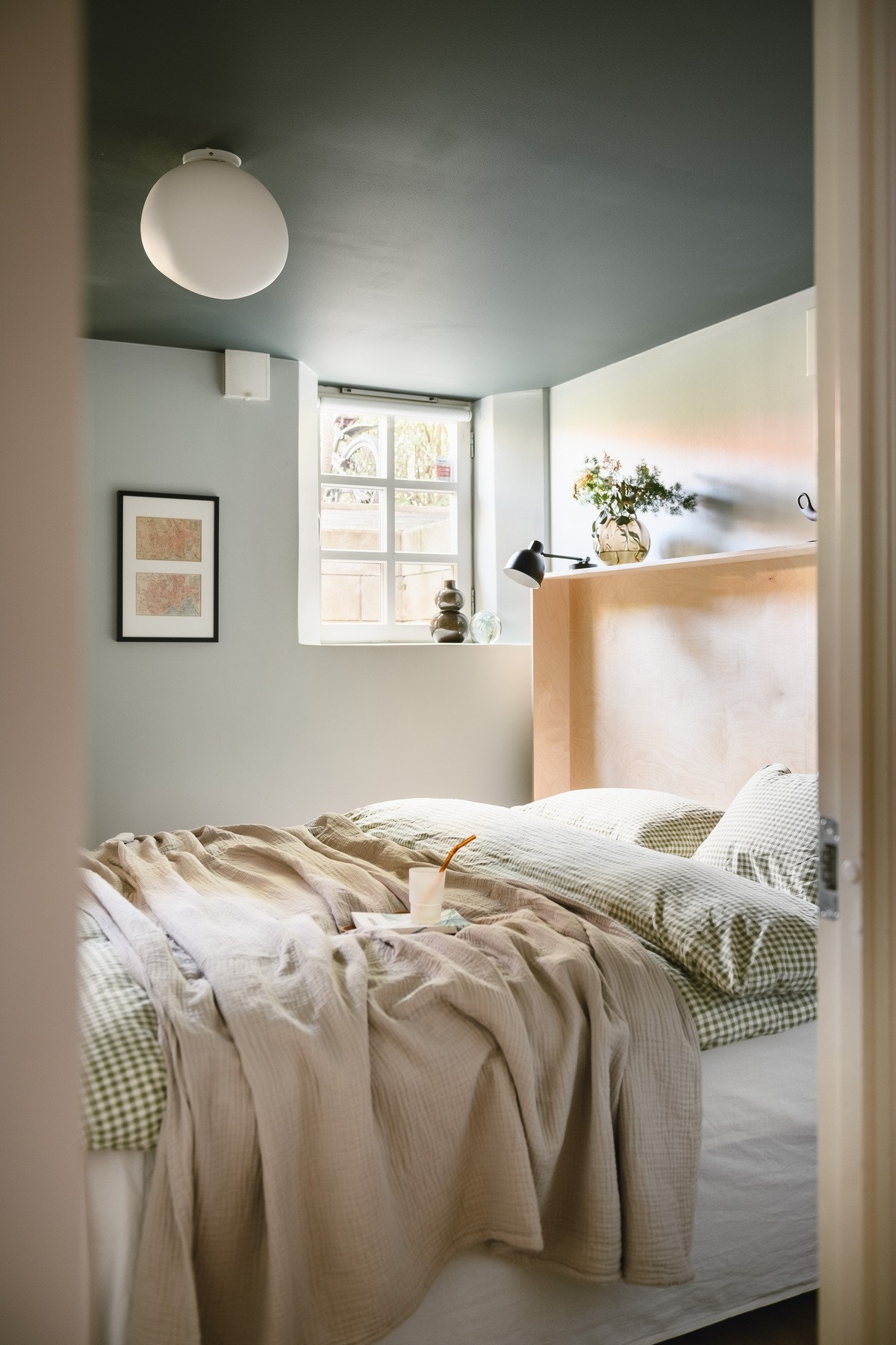 Soverom nr 1. Med god plass til dobbeltseng og morgensolen rett inn. Galleribilde