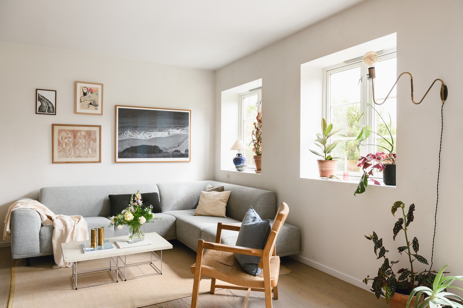 Store vindusflater slipper lyset inn i den lyse stuen. Galleribilde