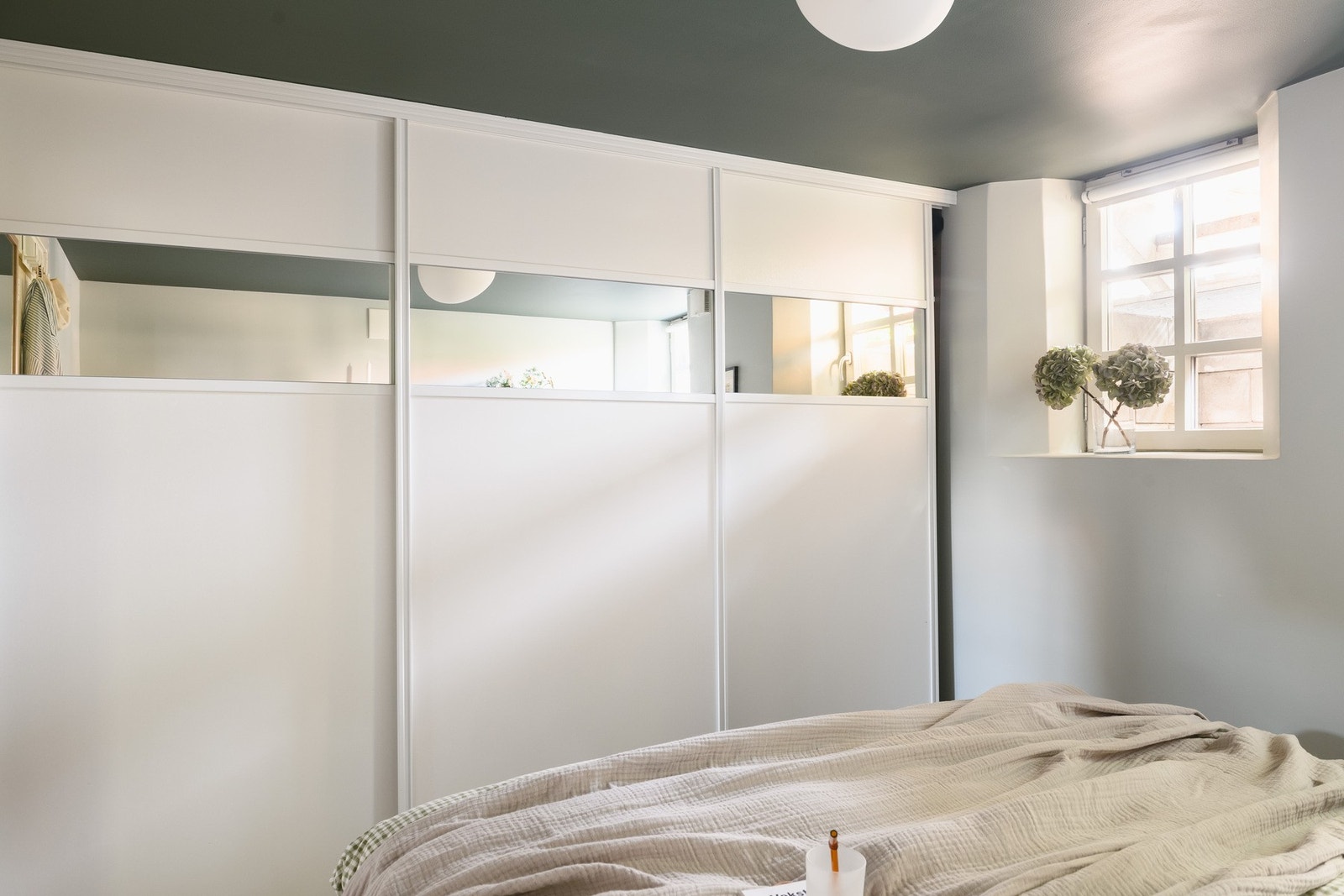 Stor garderobe som rommer alt det man trenger. Galleribilde