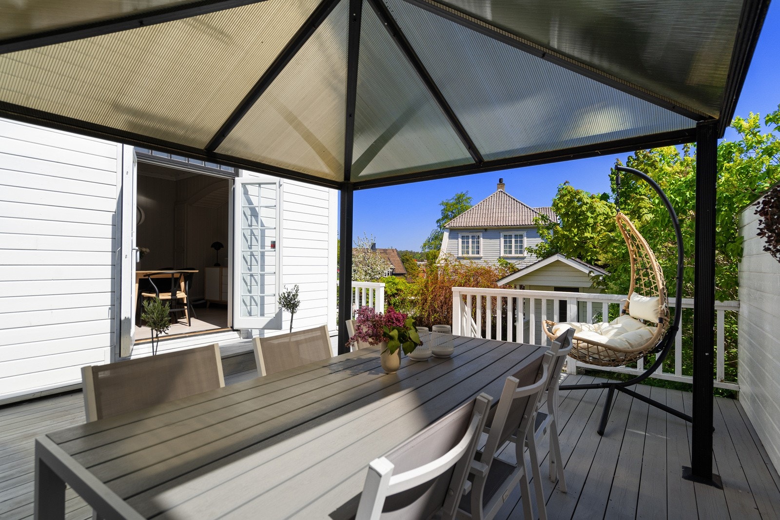 Terrasse med utgang fra spisestuen Galleribilde