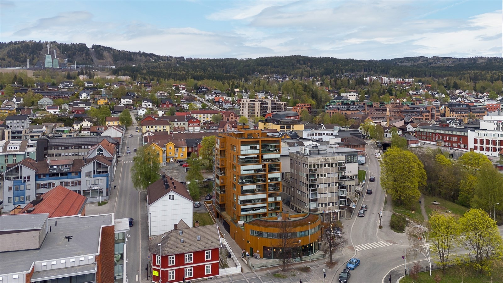 Starten på Gågata, Lilletorget og Mesnaelva ligger like bak leiligheten Galleribilde