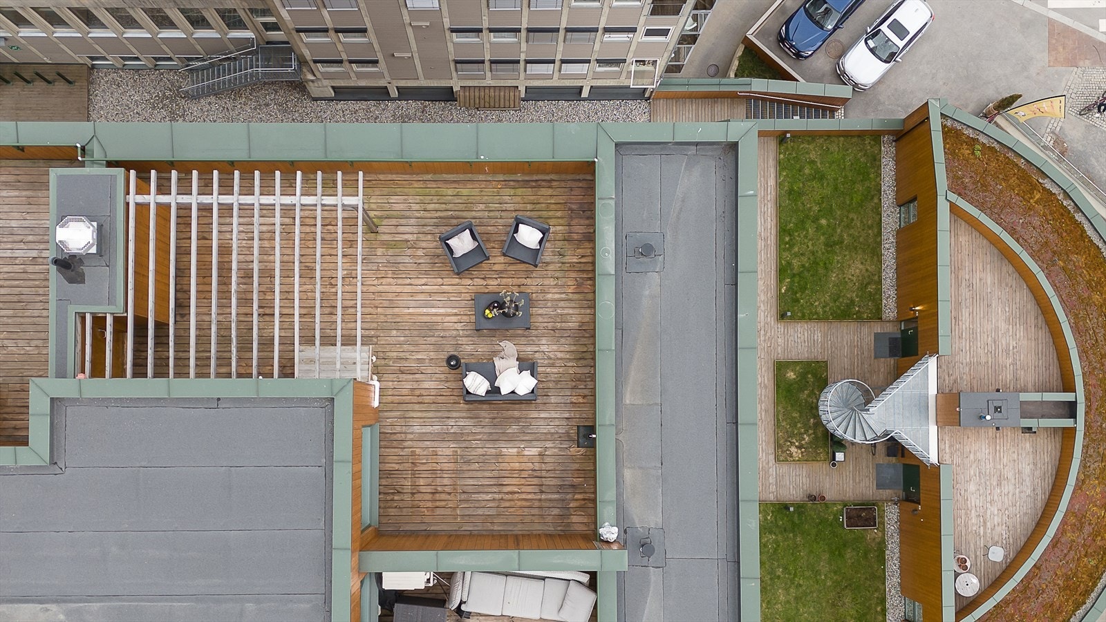 Takterrassen er av god størrelse med plass til flere større sittegrupper Galleribilde