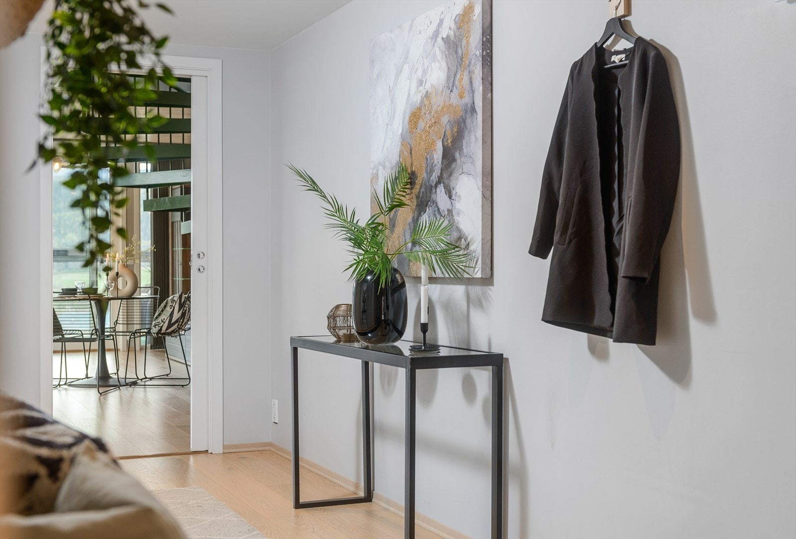 Fra entréen er det skyvedør til stue, slik at du kan skille soverom fra oppholdsrom Galleribilde