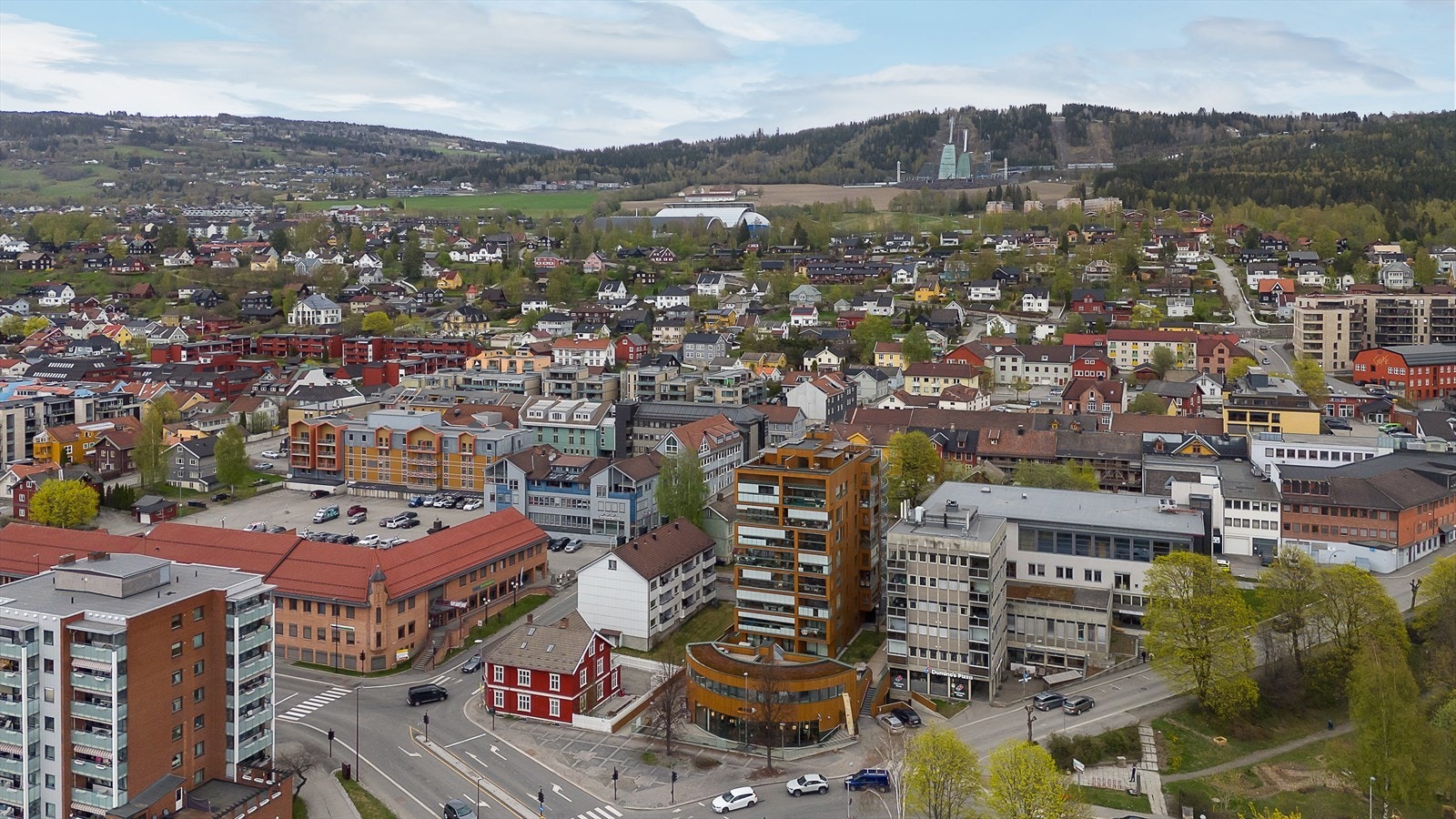 På sørsiden av bygget ligger Bruparken. et område utviklet med formål å skape en urban by-allmenning hvor man fremhever elven i byen og gir muligheter for et levende område Galleribilde