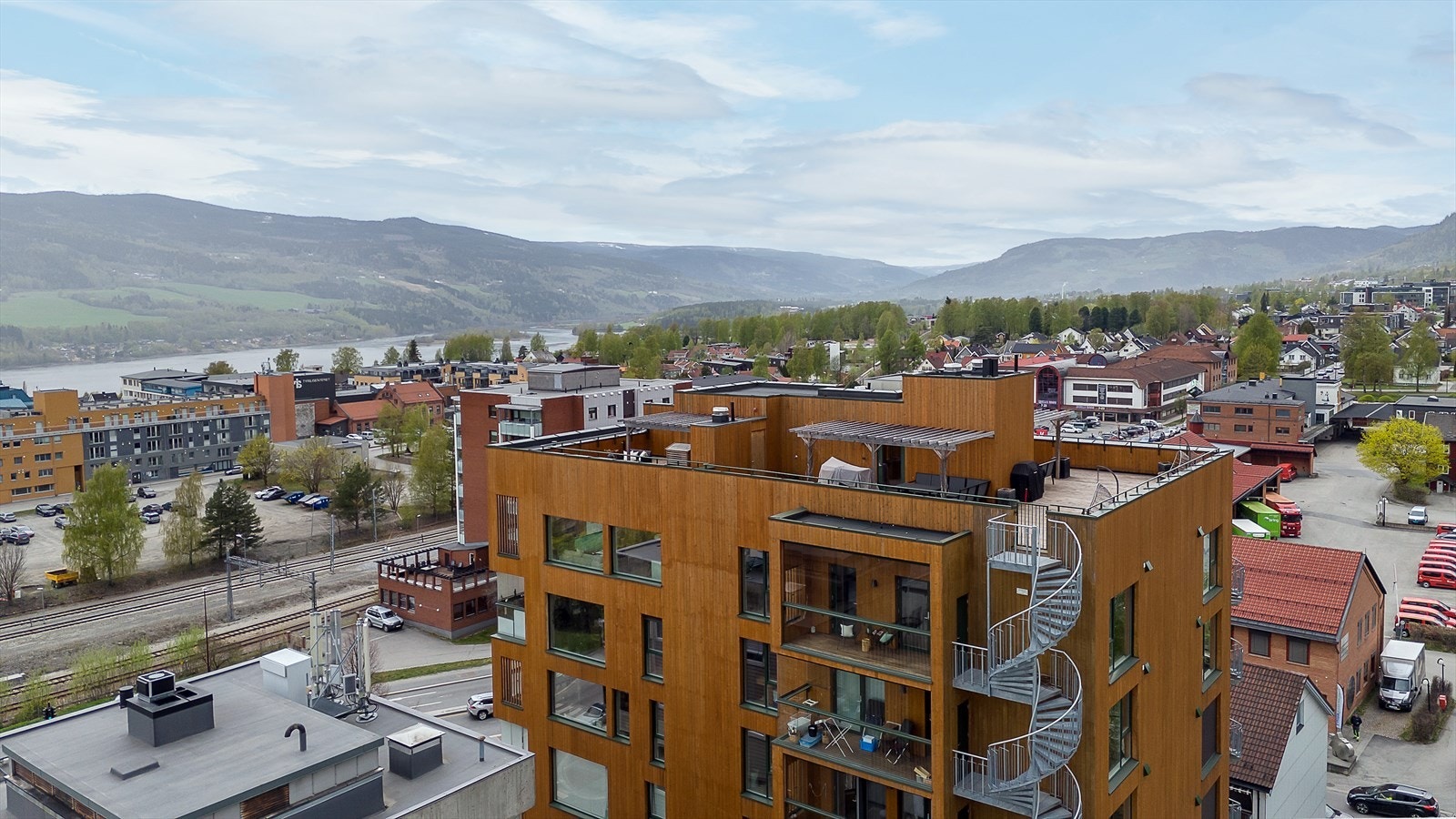 Felles takterrasse til høyre i bilde, privat takterrasse for leiligheten til venstre Galleribilde