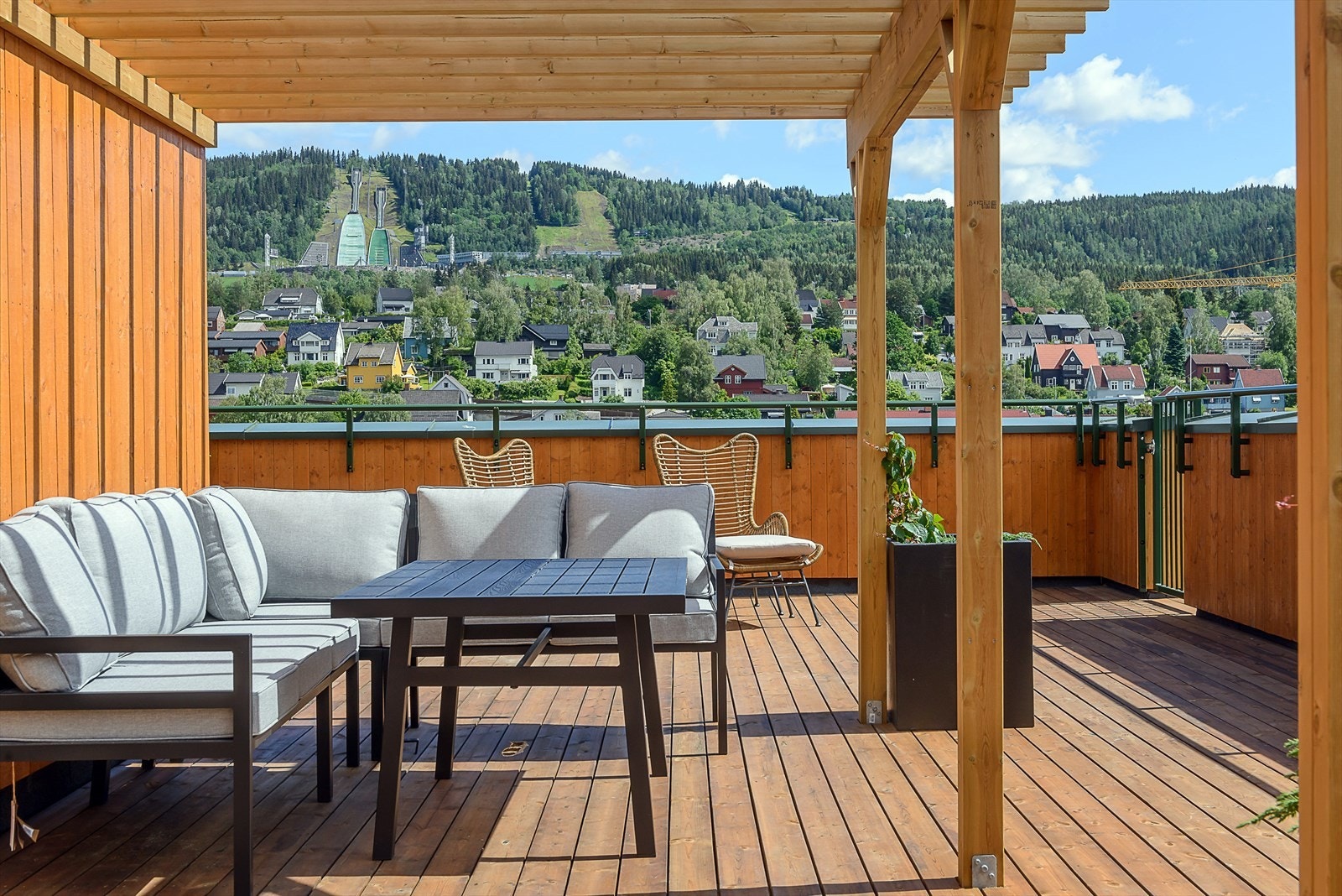 Den felles takterrassen er møblert i flere sosiale soner, og det er fra felles takterrasse låsbar dør til privat takterrasse Galleribilde