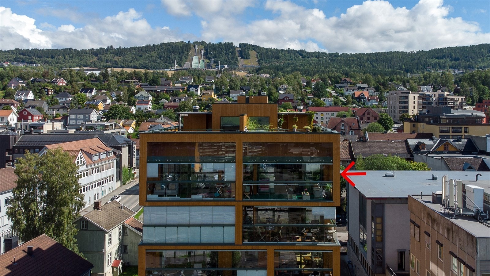 Leiligheten ligger i toppetasjen, med to balkonger i tillegg til den privat takterrassen Galleribilde