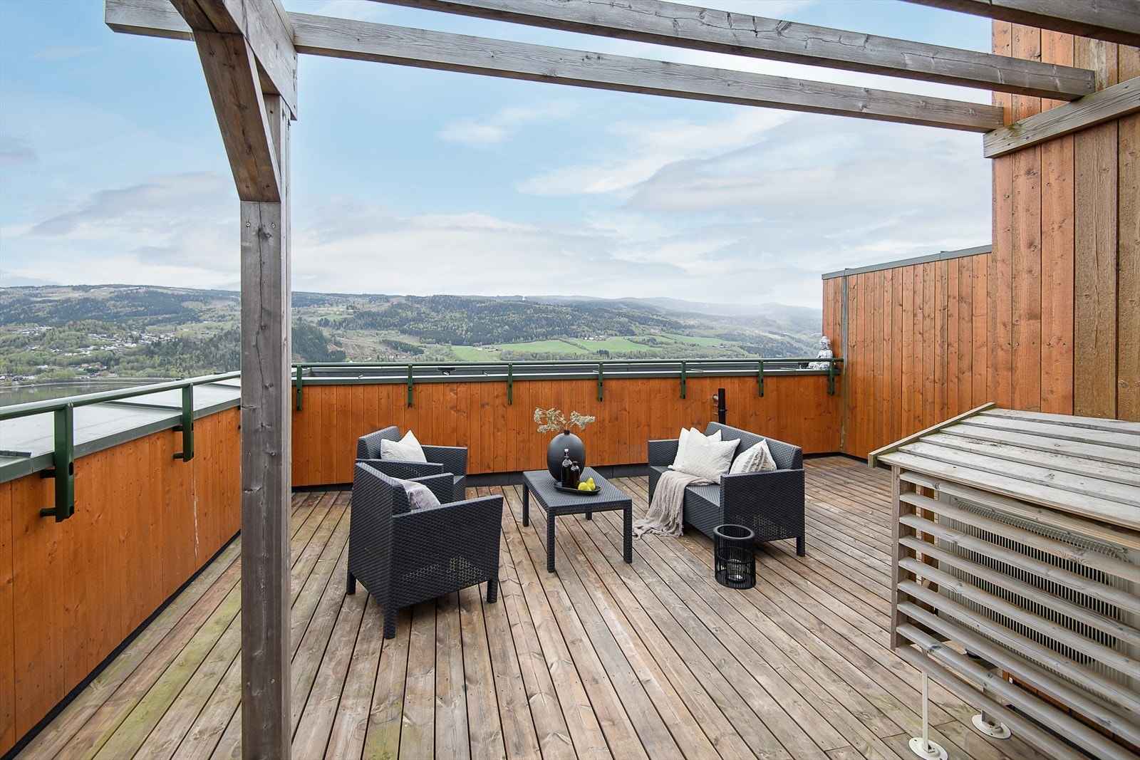 Privat takterrasse med flere gode møbleringsmuligheter Galleribilde