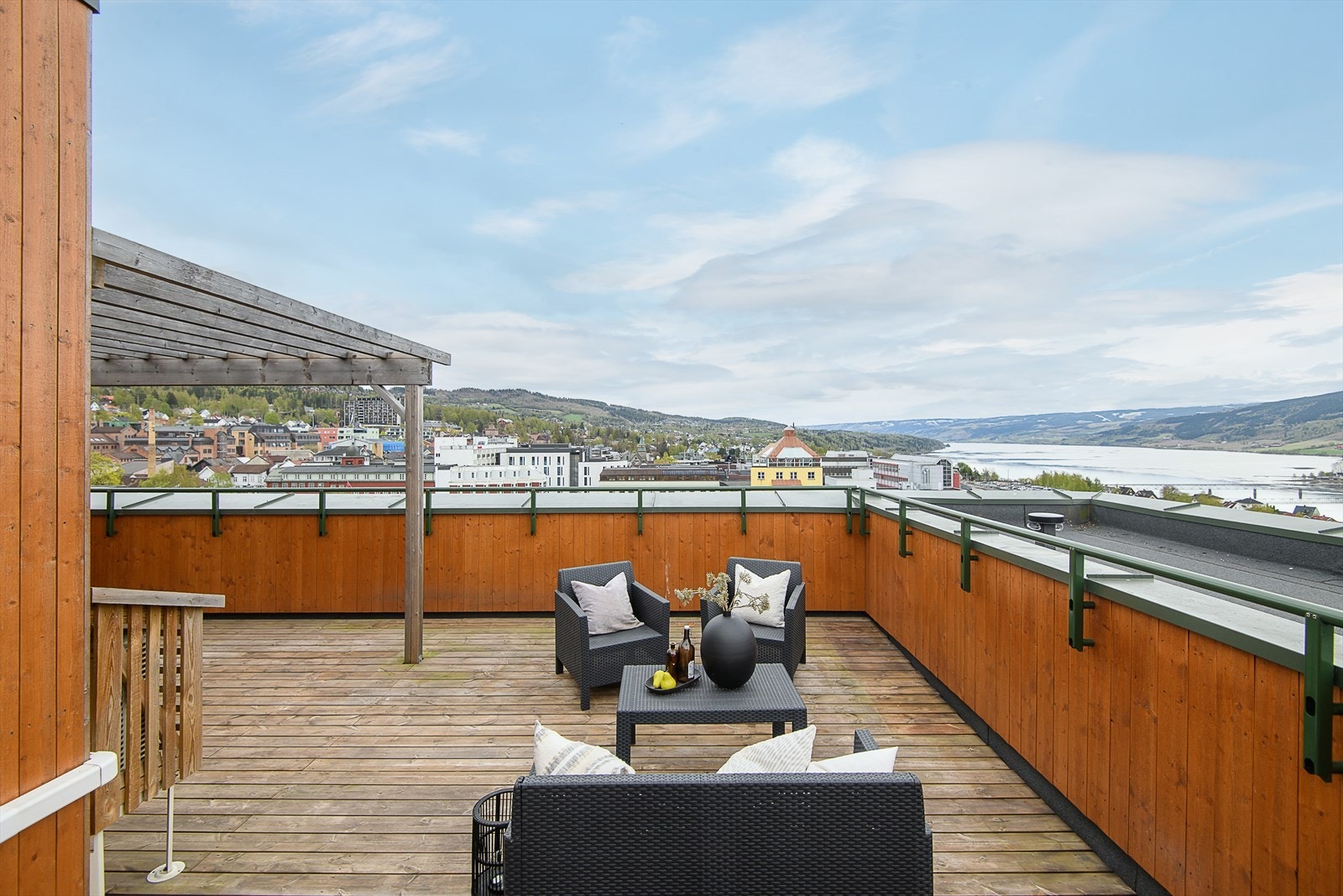 Fra terrassen er det panoramautsikt og gode solforhold hele dagen! Galleribilde