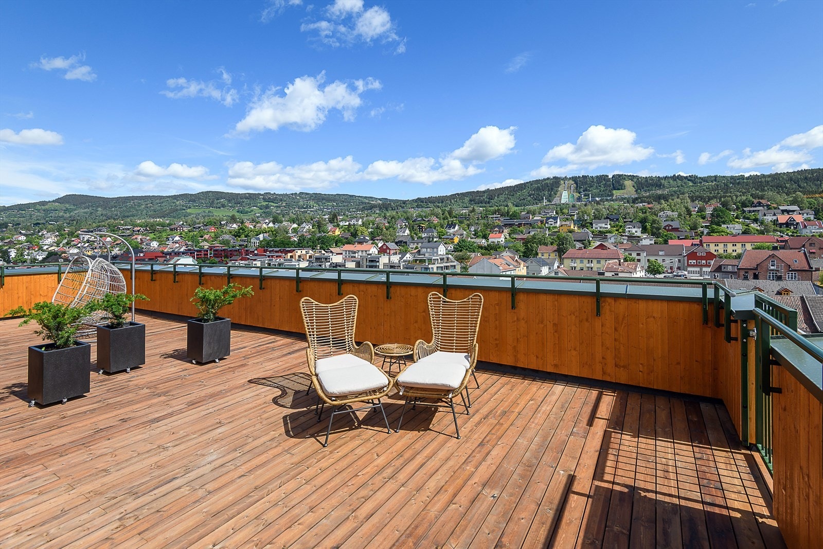 Fra takterrassene er det fantastisk utsikt ut over Lillehammer by, Mjøsa og kringliggende områder Galleribilde