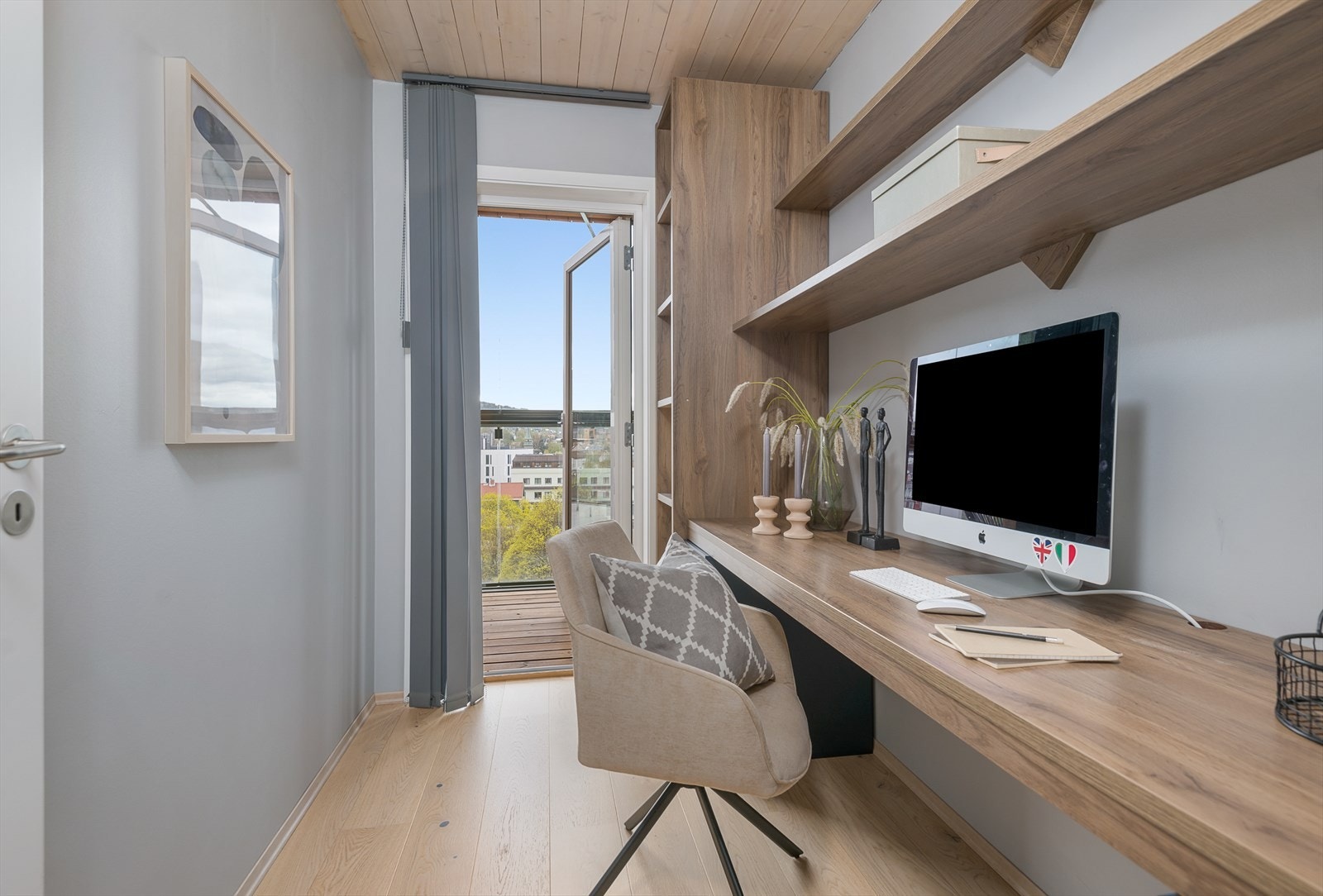 Soverom innredet som kontor Galleribilde