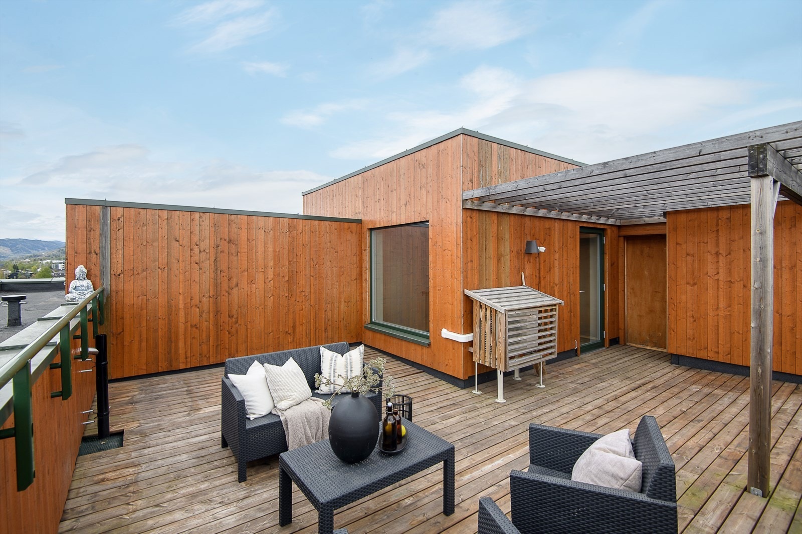 Fra takterrassen er det låsbar dør til felles takterrasse som er mulig å leie ved større sammenkomster Galleribilde