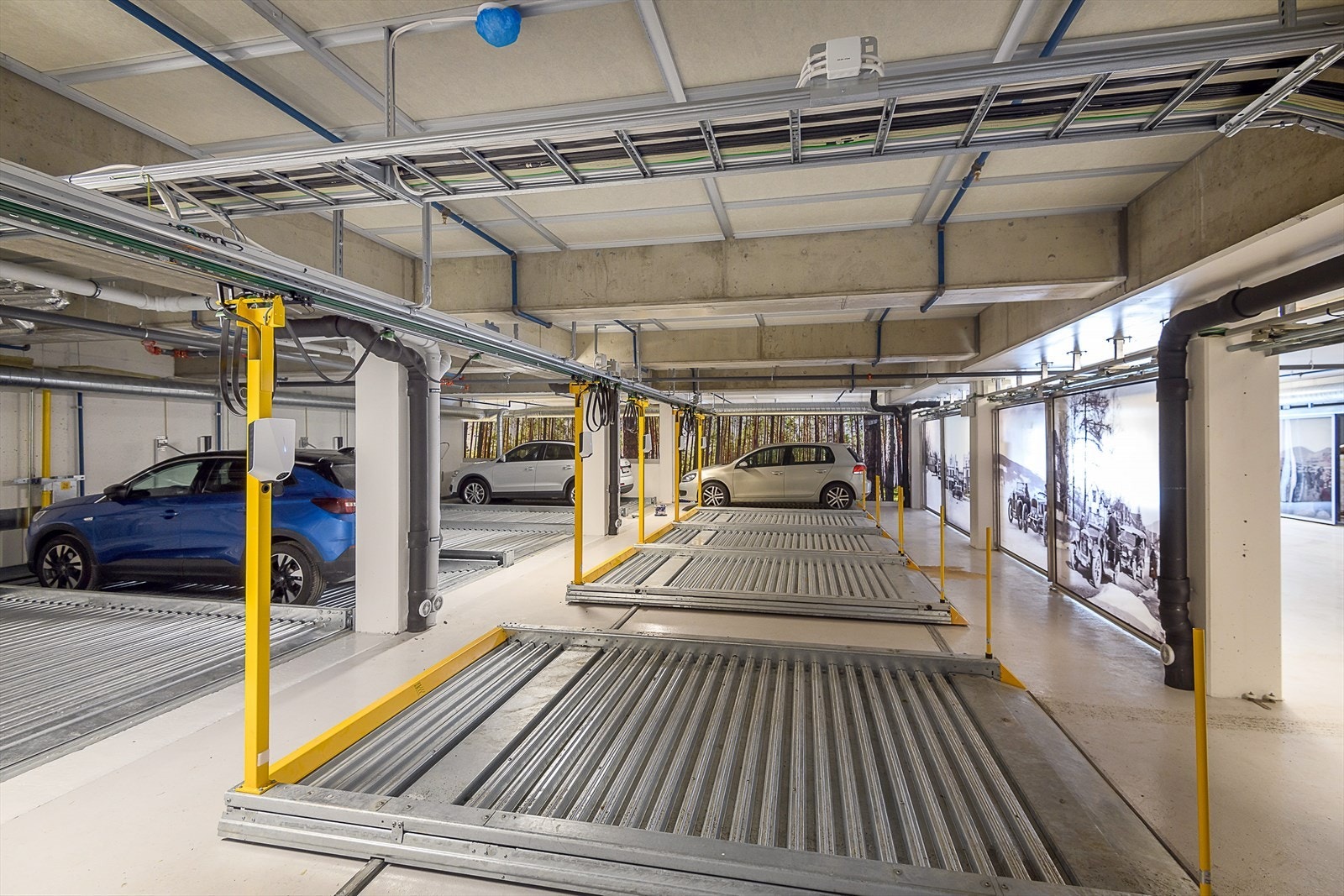 Leiligheter i bygget har prioritet til å leie parkeringsplass i byggets automatiske parkeringsanlegg, som har egne parkeringsbåser Galleribilde