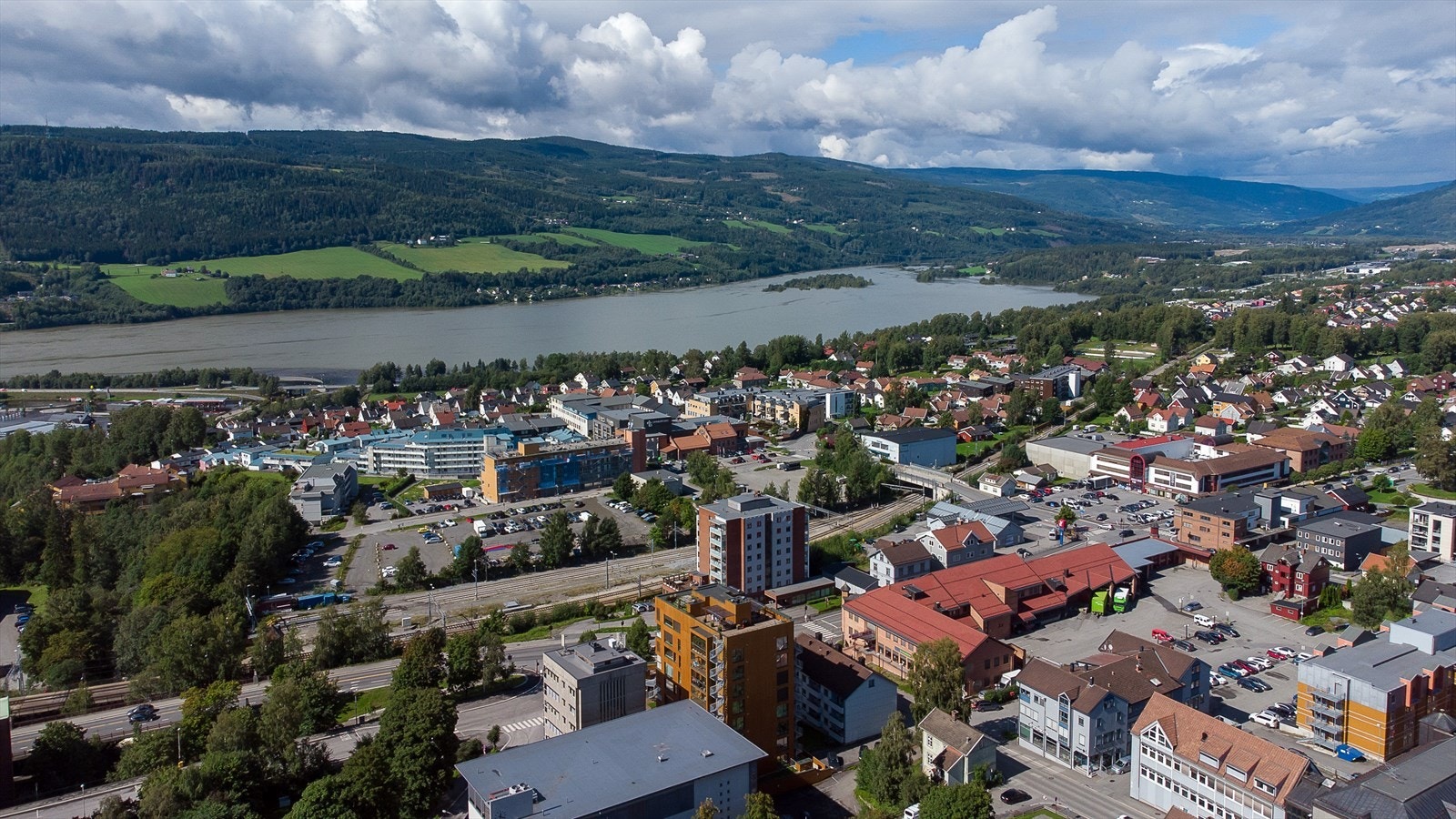 Det er gode tur- og rekreasjonsmuligheter i området med mulighet for bl.a. skiturer på vinterstid og naturopplevelser til fots eller på sykkel om sommeren, ellers kort vei til flotte badeplasser ved Mjøsa Galleribilde