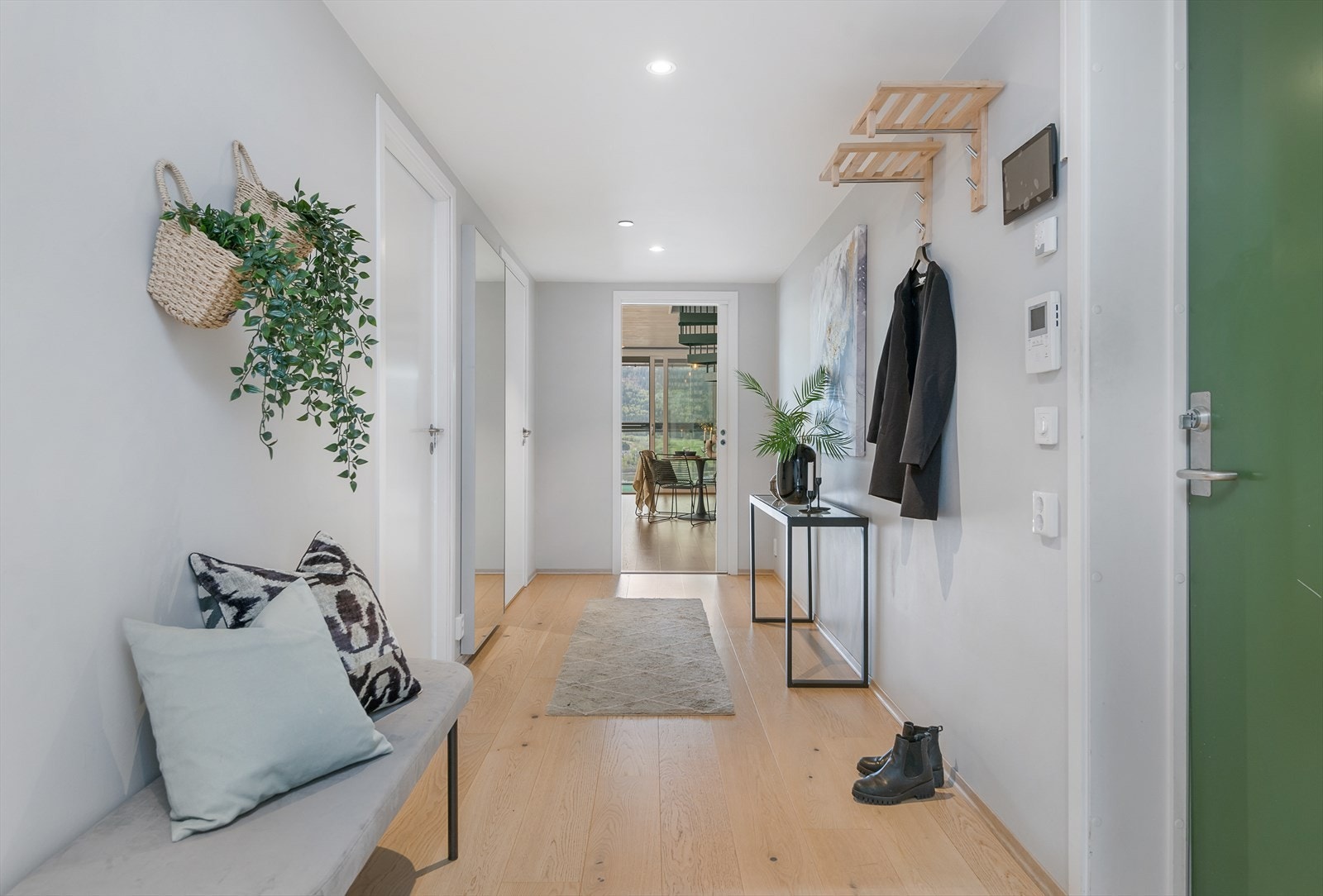 Romslig entré med skyvedørsgarderobe og øvrige møbleringsmuligheter Galleribilde