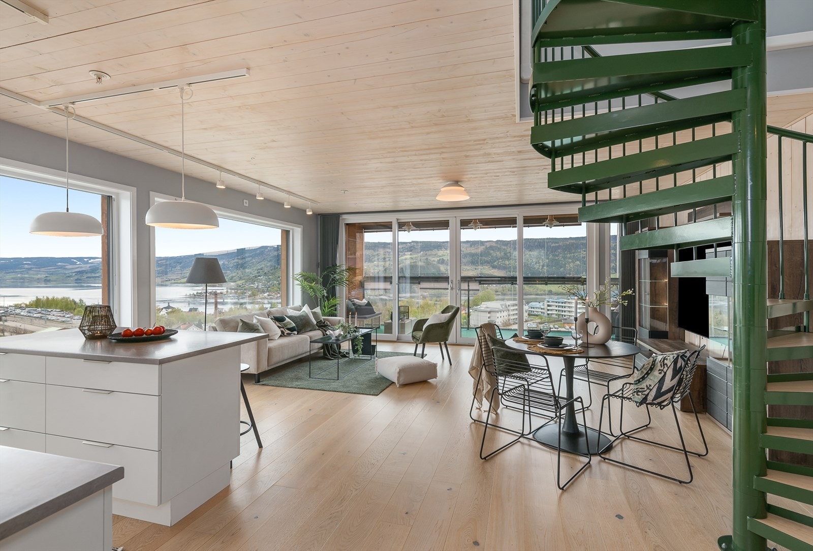 Toppleiligheten har fin størrelse og utsikten er bevart med store panoramavinduer! Galleribilde