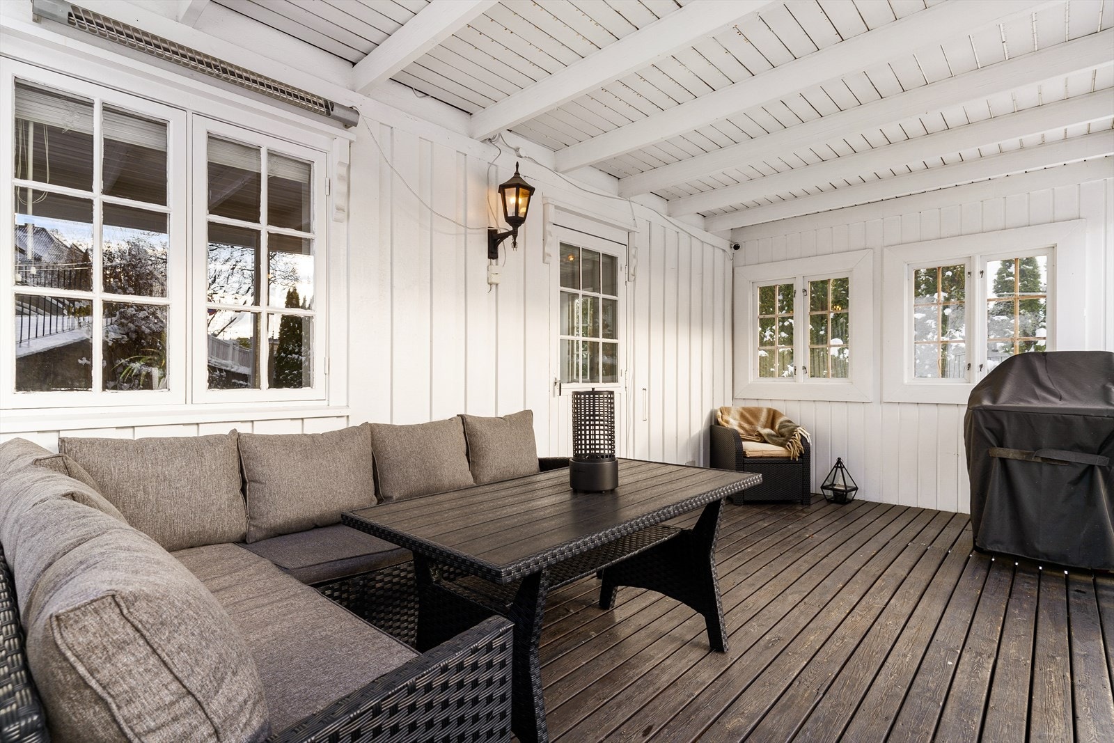Romslig terrasse med god plass til utemøbler. Galleribilde