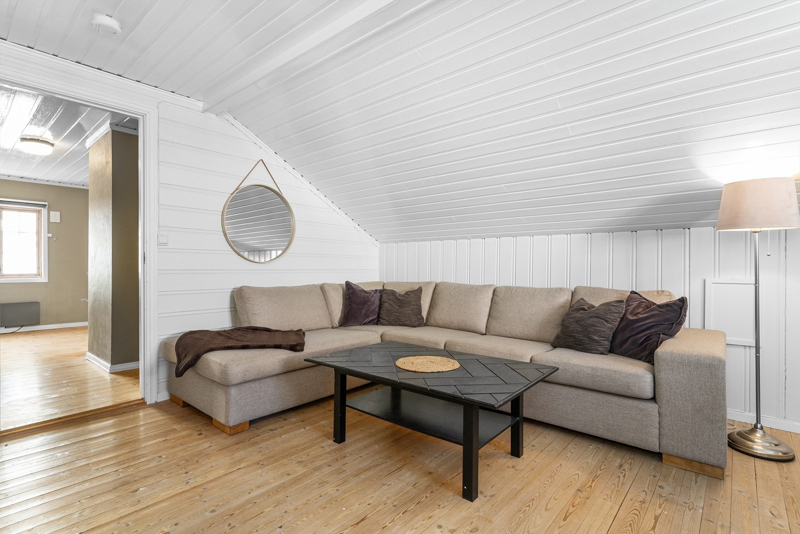 Loftstue med god plass til sofagruppe. Galleribilde