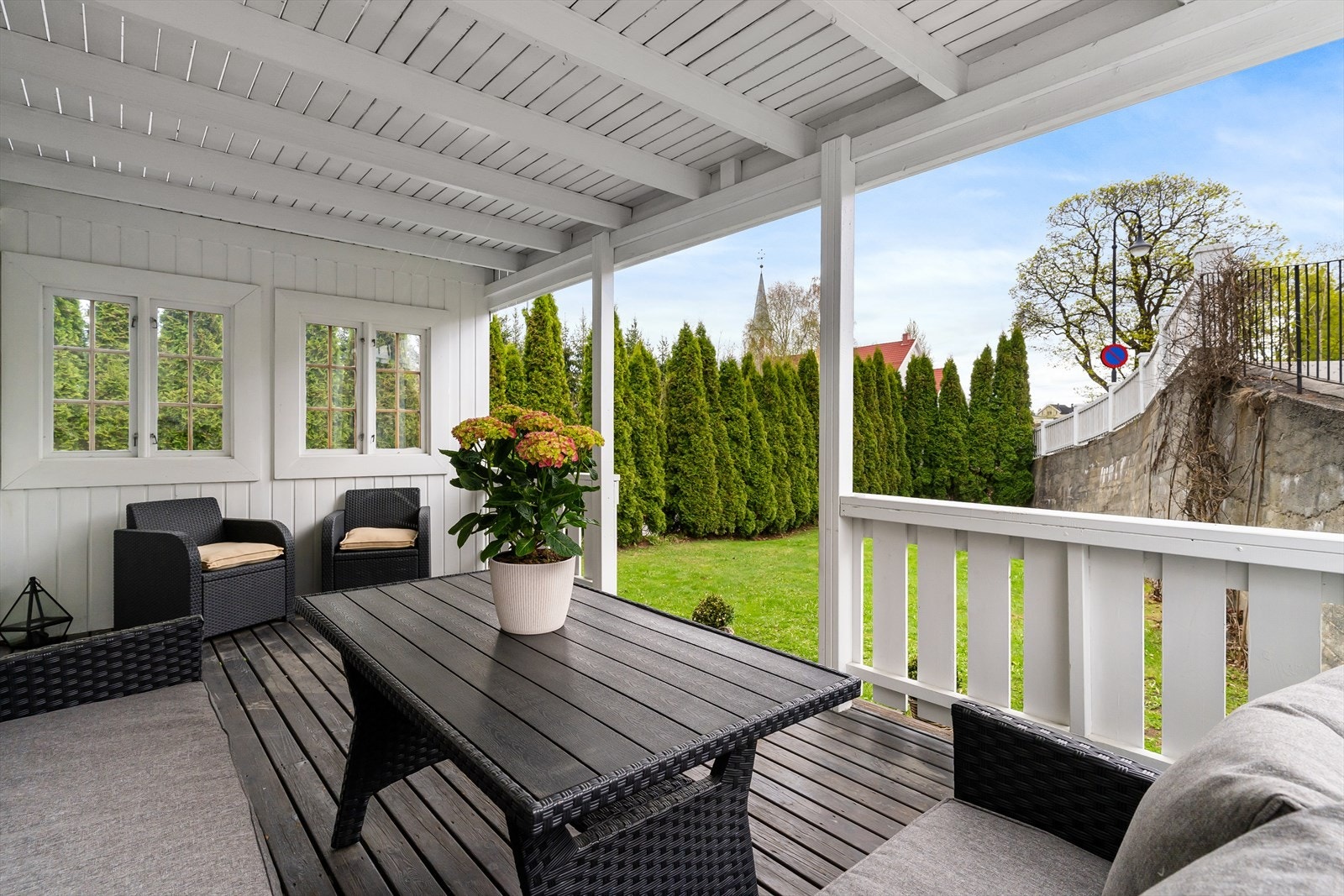 Boligen har romslig terrasse, sant flott opparbeidet hage. Galleribilde