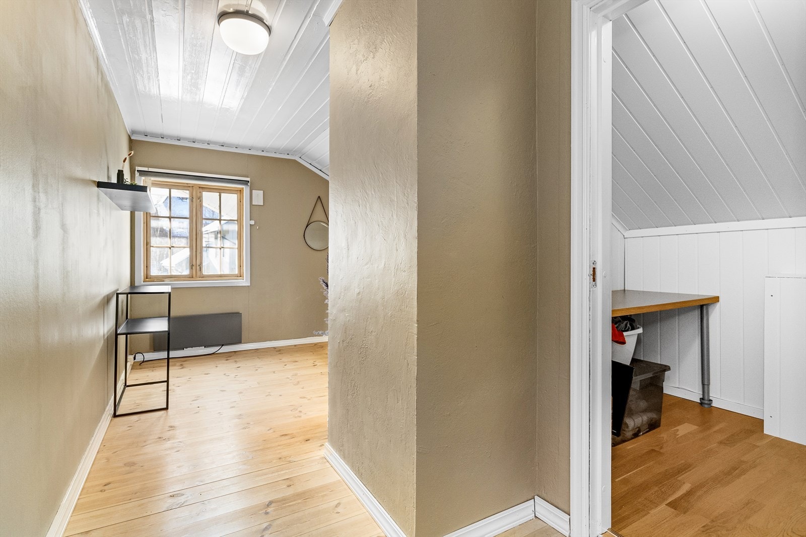 Soverom har direkte adkomst til bod som kan brukes som walk-in closet. Galleribilde