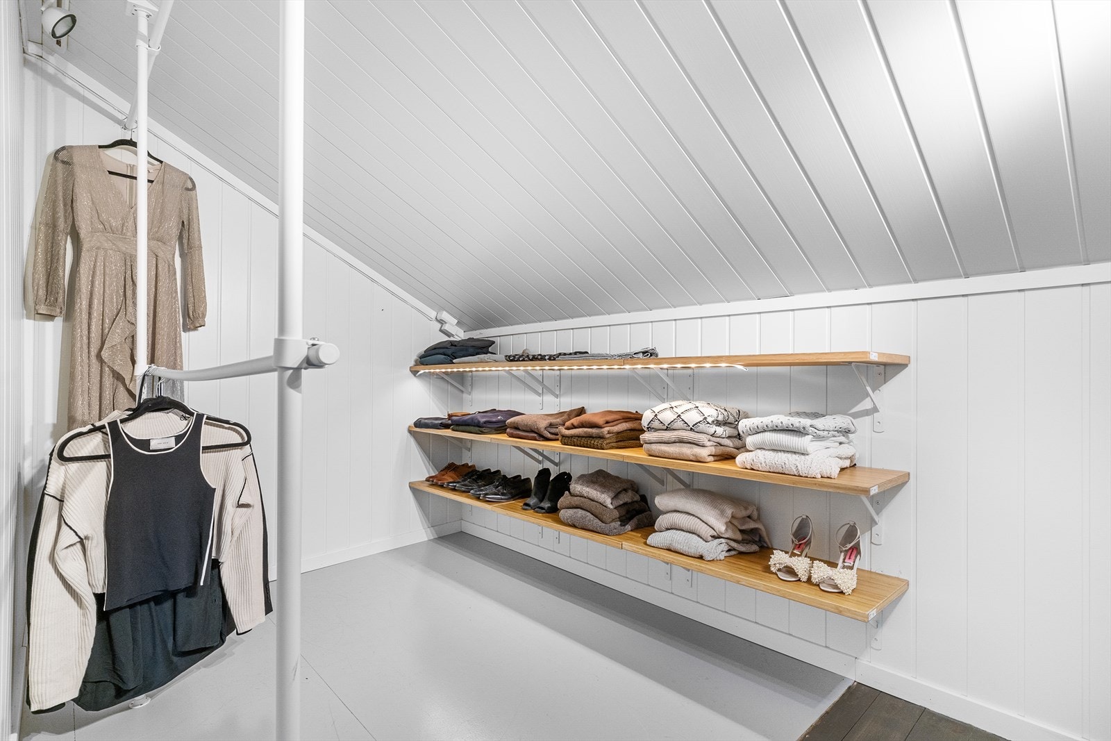 Garderobe med direkte adkomst fra hovedsoverom. Galleribilde