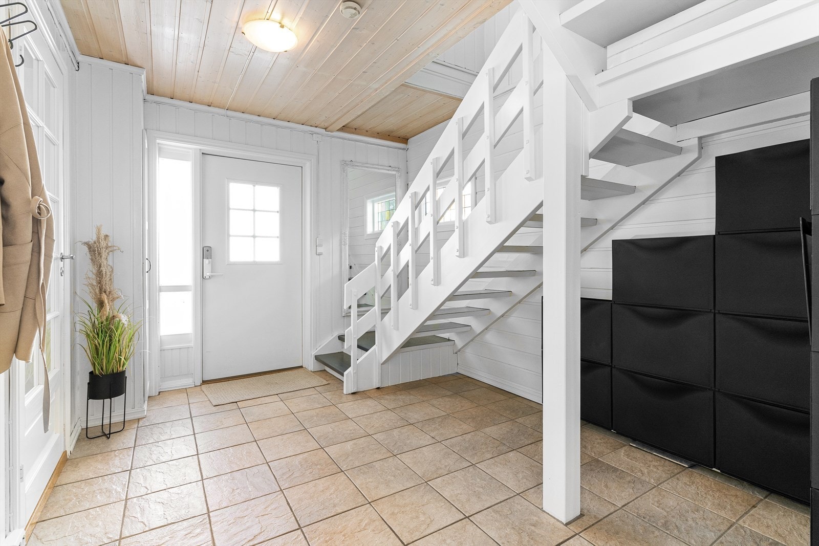 Stor og luftig entré med god plass til å henge fra seg yttertøy. Galleribilde