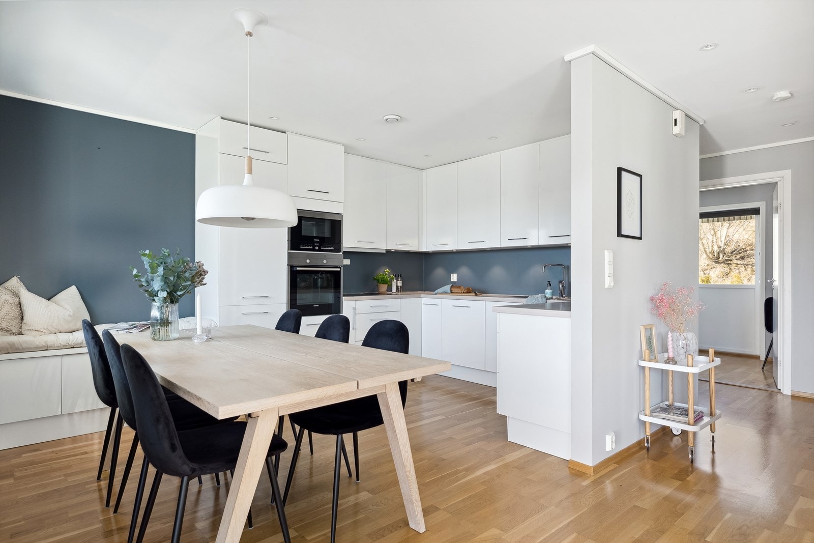 Stuen og kjøkkenet er i delvis åpen løsning med 12,5 kvm kjøkken og 25 kvm stue. Galleribilde